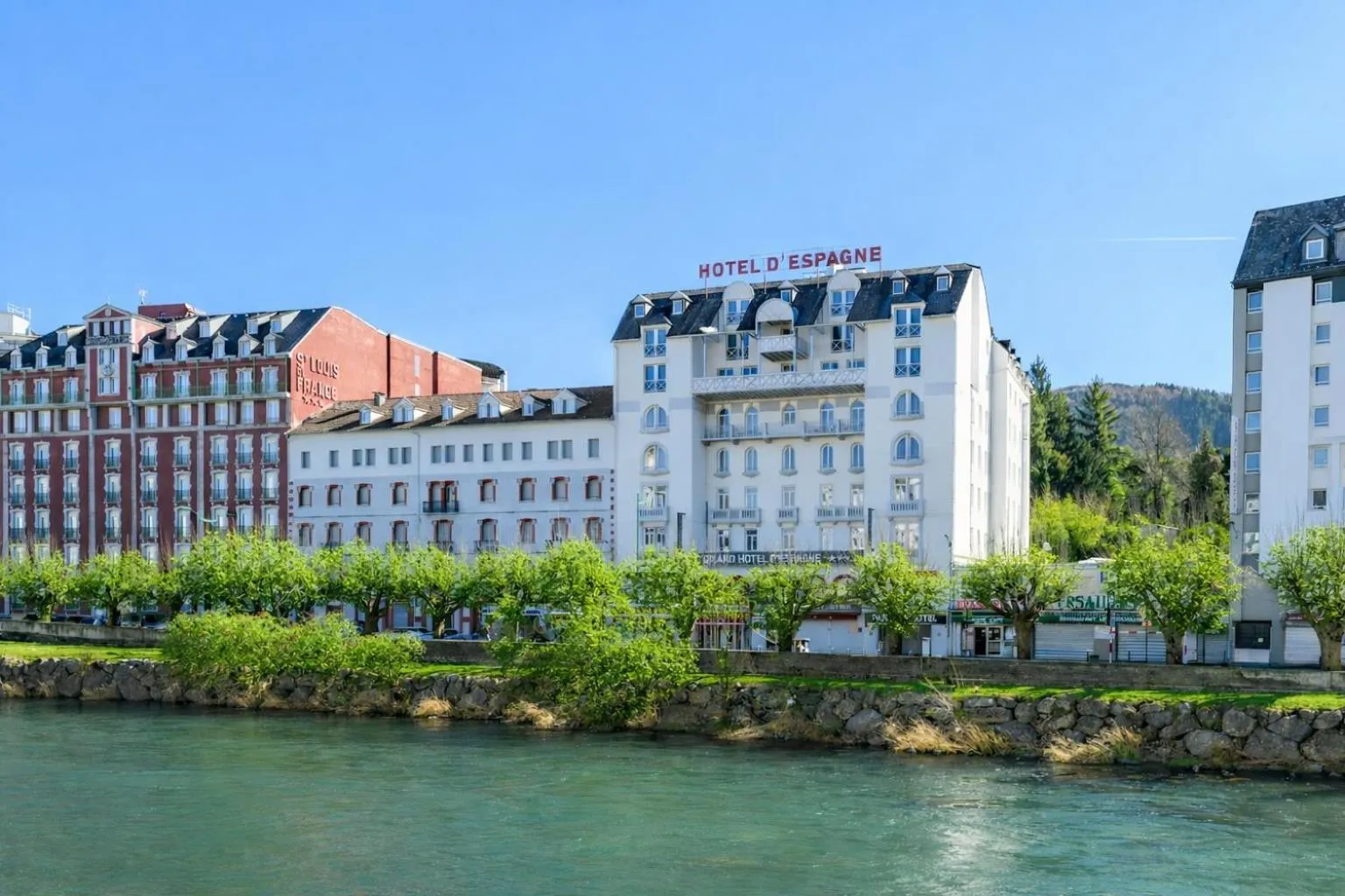 Property building in Grand Hôtel d'Espagne