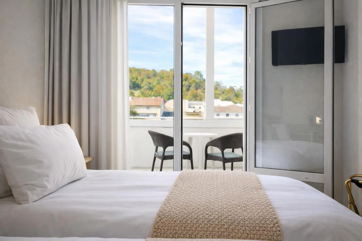 Property building, Bed in Grand Hôtel d'Espagne