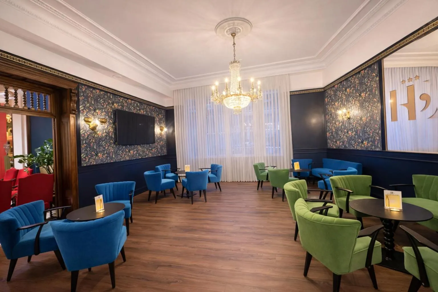 Property building in Grand Hôtel d'Espagne