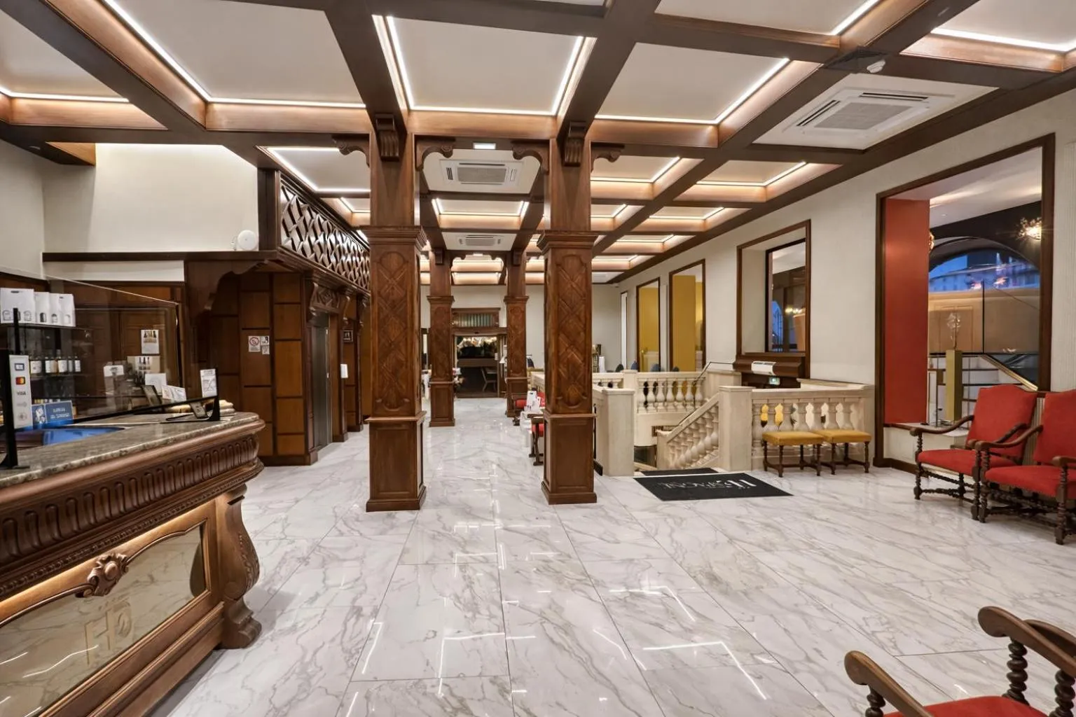 Property building in Grand Hôtel d'Espagne