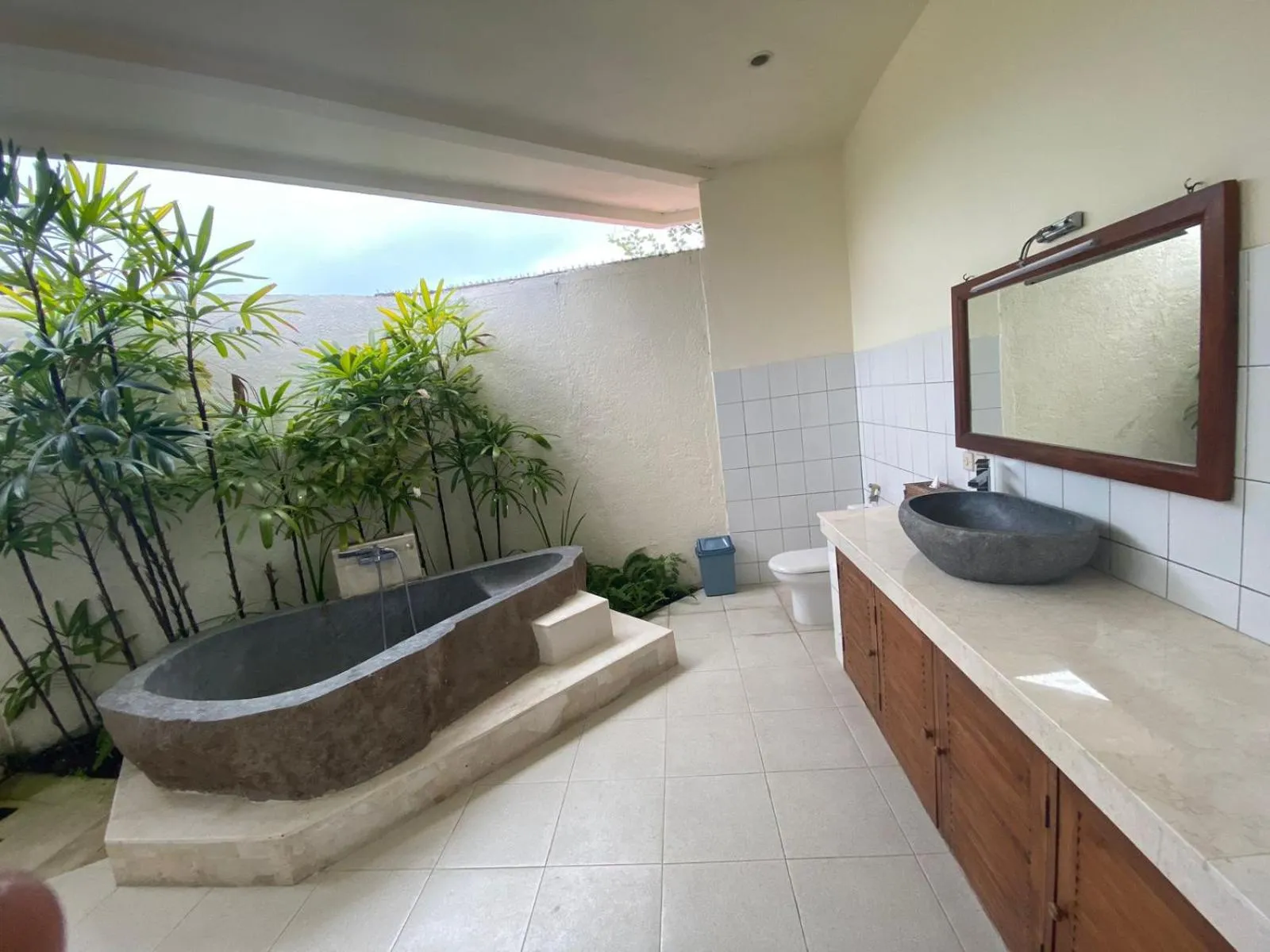 Bathroom in New Starlight Hotel Lovina