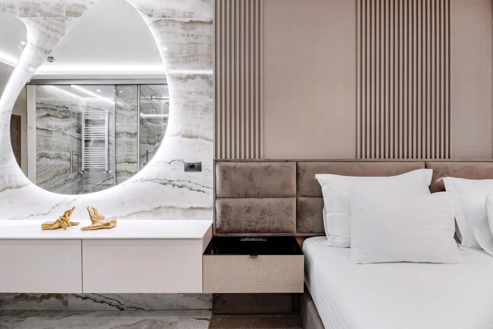 Bedroom in Hotel Mirror