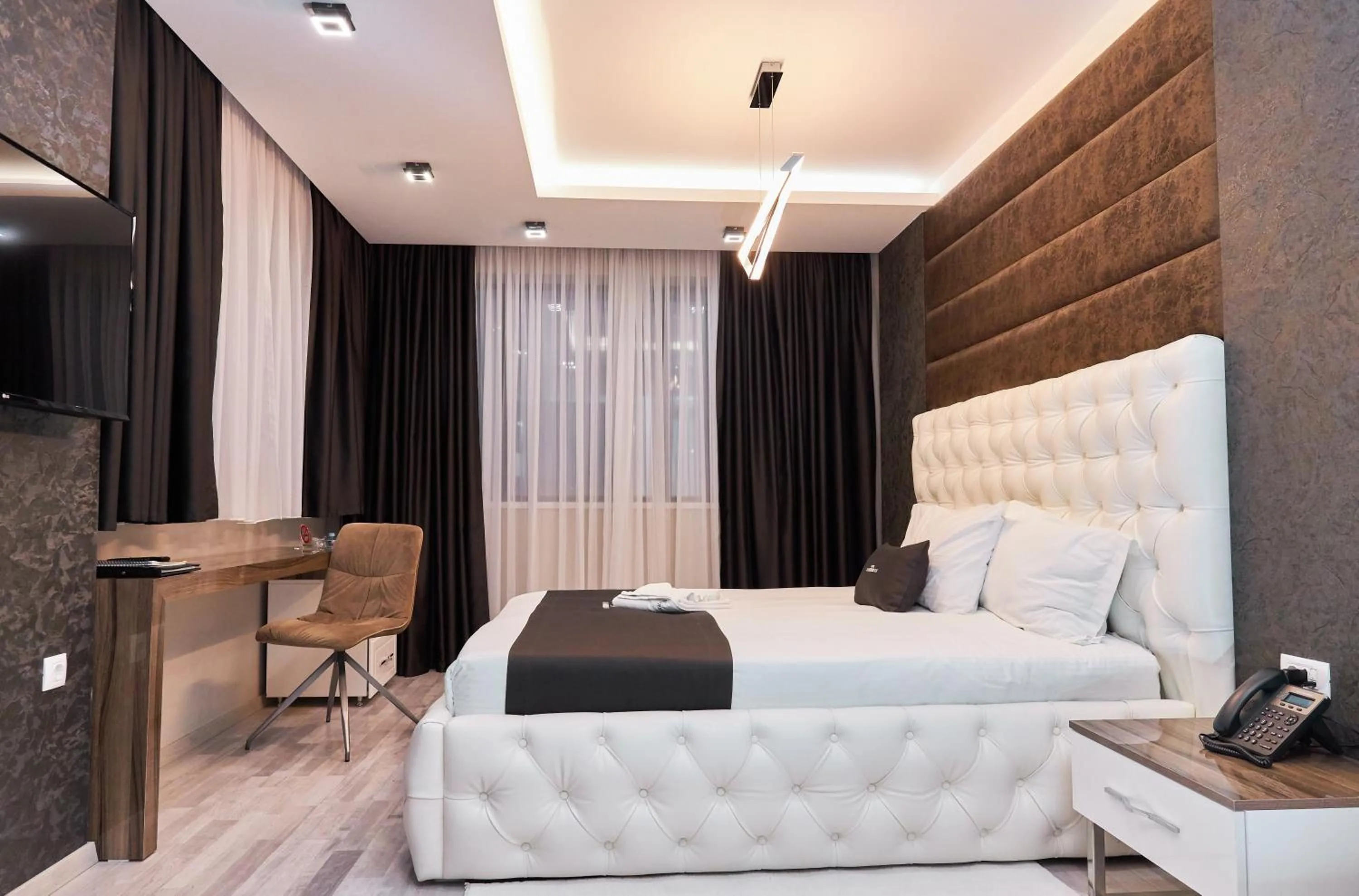 Bedroom, Bed in Hotel Mirror