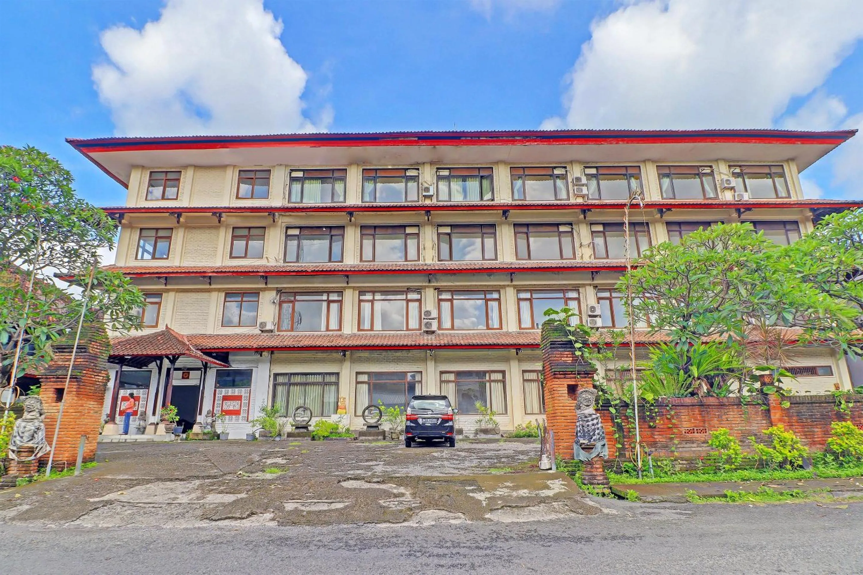 Facade/entrance in SUPER OYO 91870 Warna Kedaton