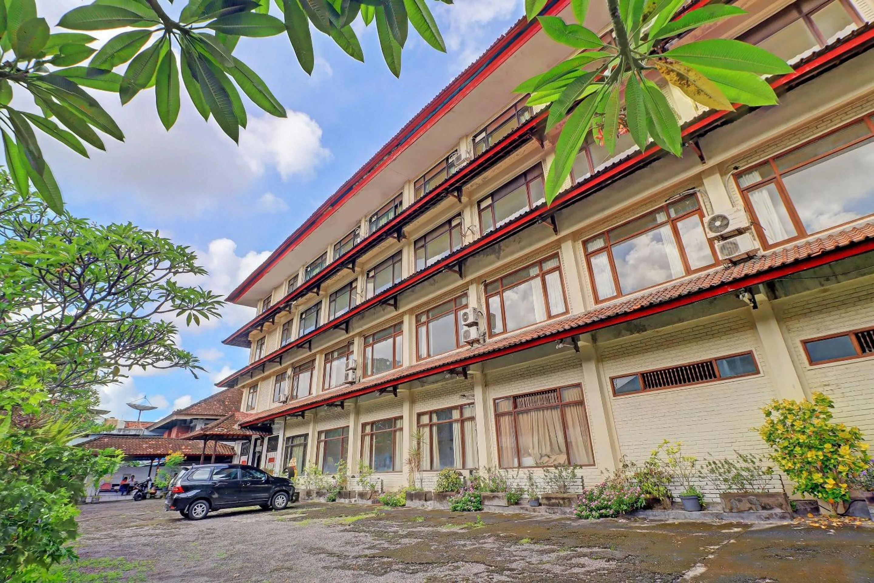 Facade/entrance in SUPER OYO 91870 Warna Kedaton