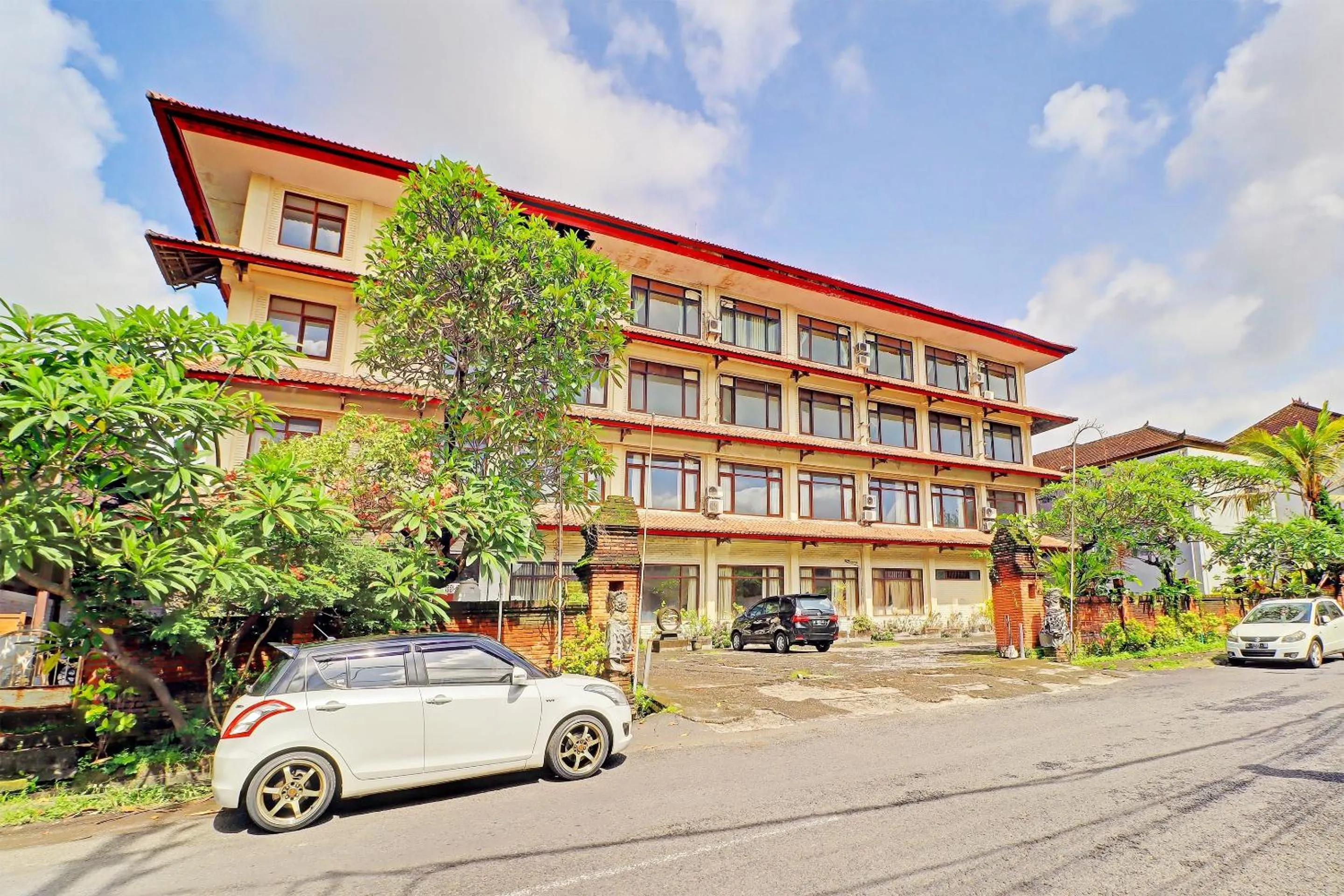 Facade/entrance in SUPER OYO 91870 Warna Kedaton