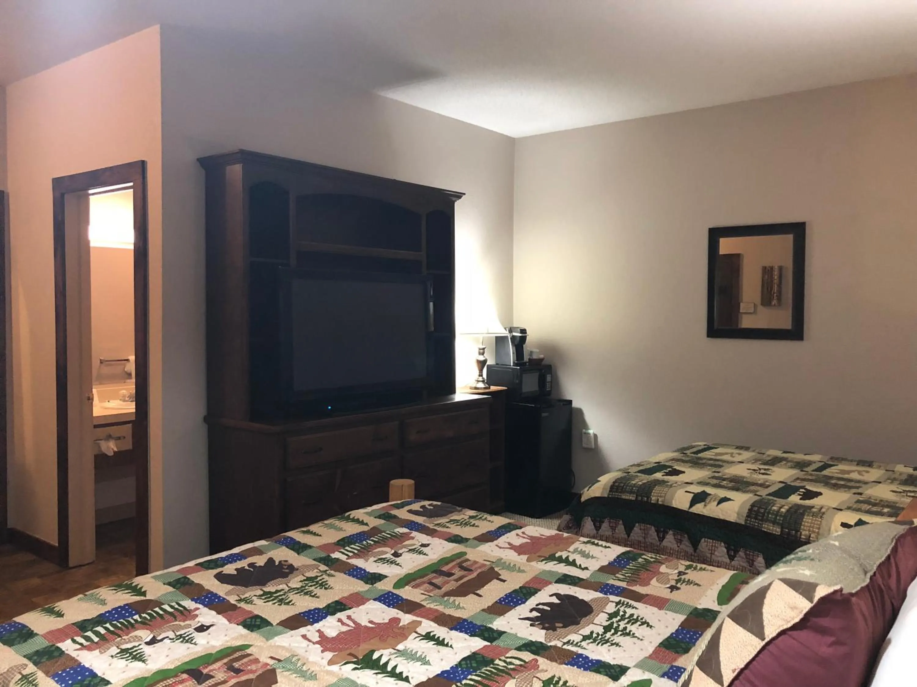 Photo of the whole room, Bed in Tug Hill Resort