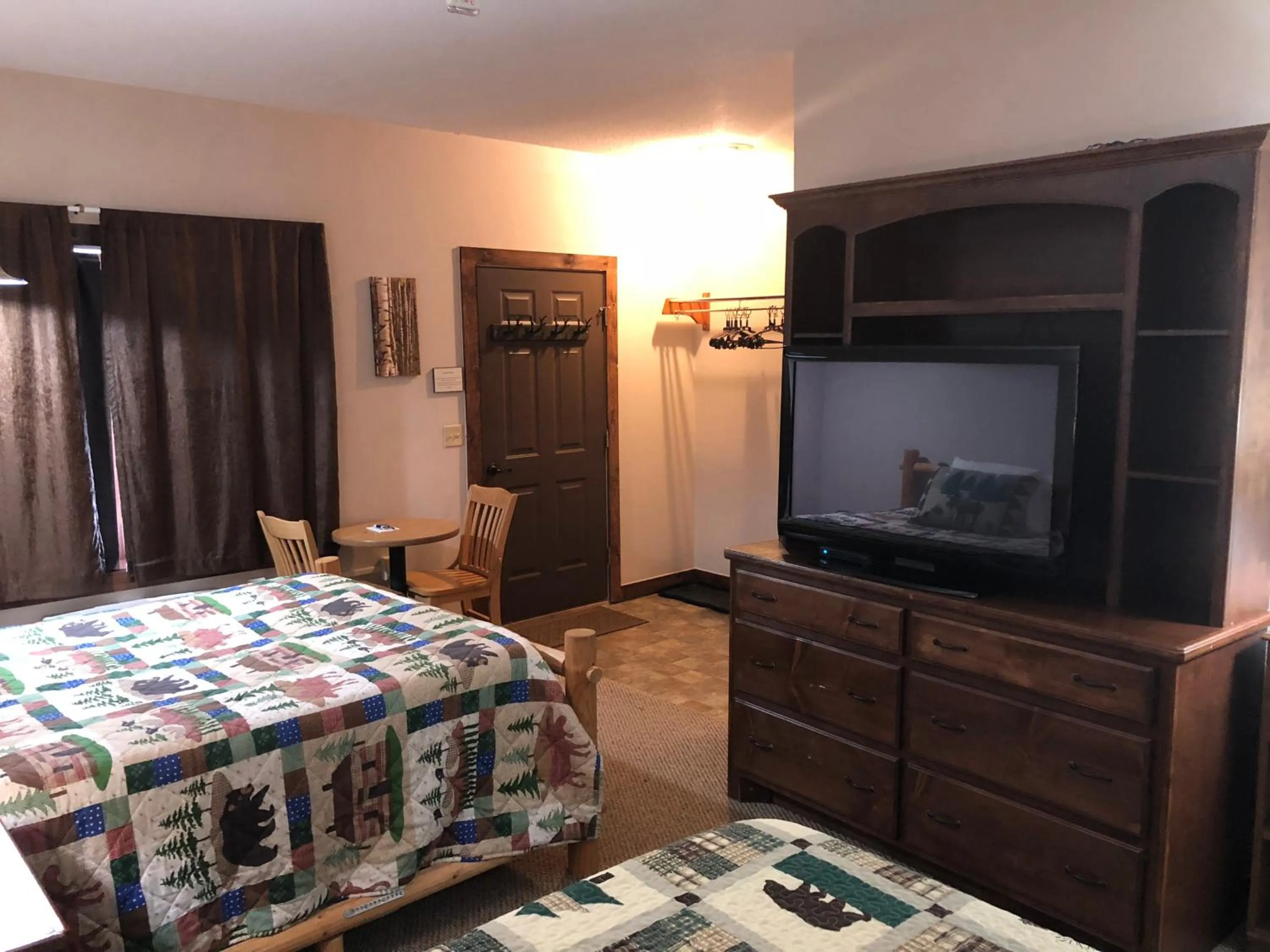 Photo of the whole room, Bed in Tug Hill Resort