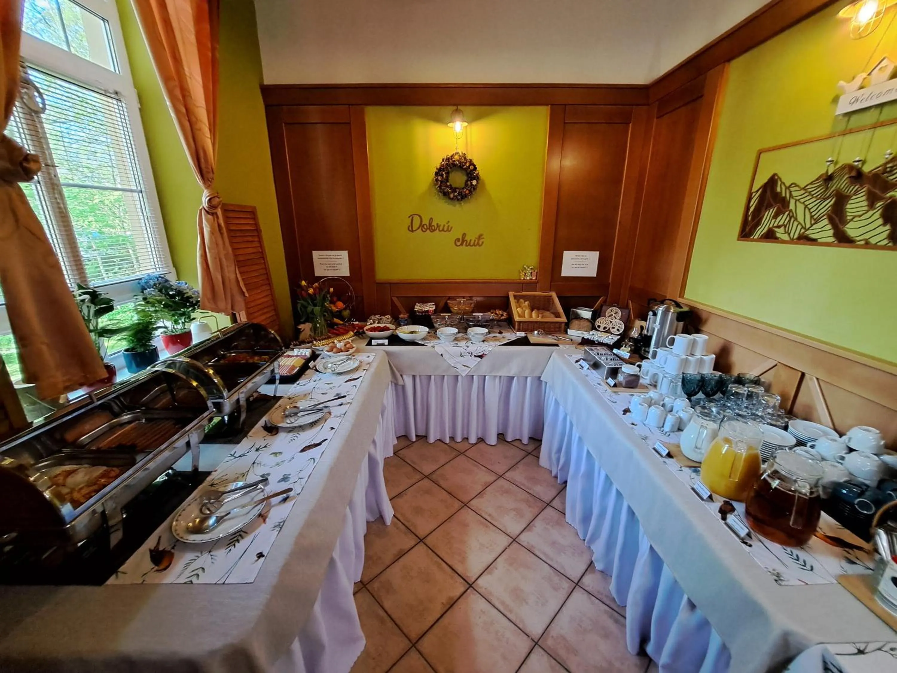 Restaurant/places to eat in Greenwood hotel