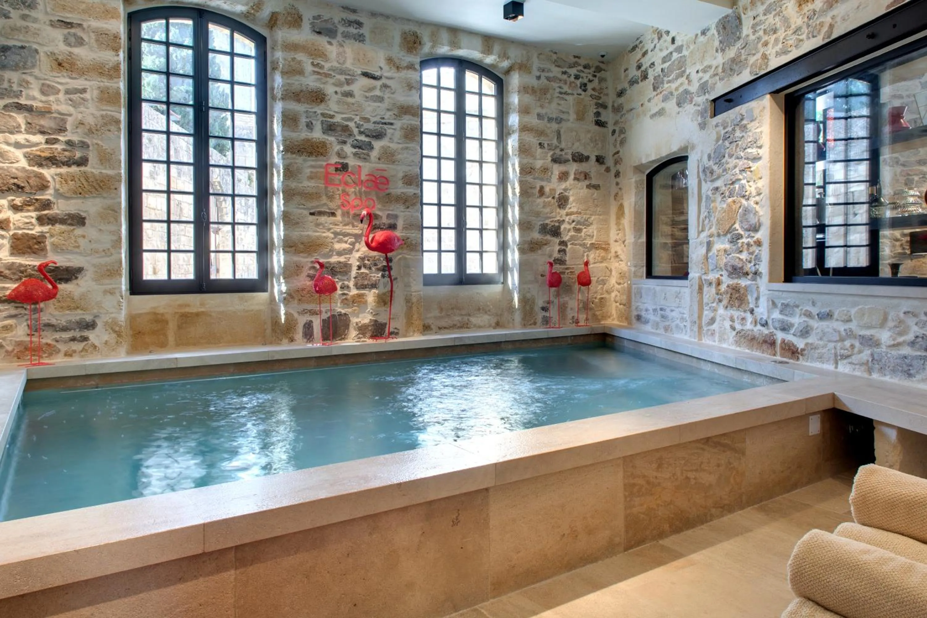 Hot Tub in Boutique Hôtel des Remparts & Spa
