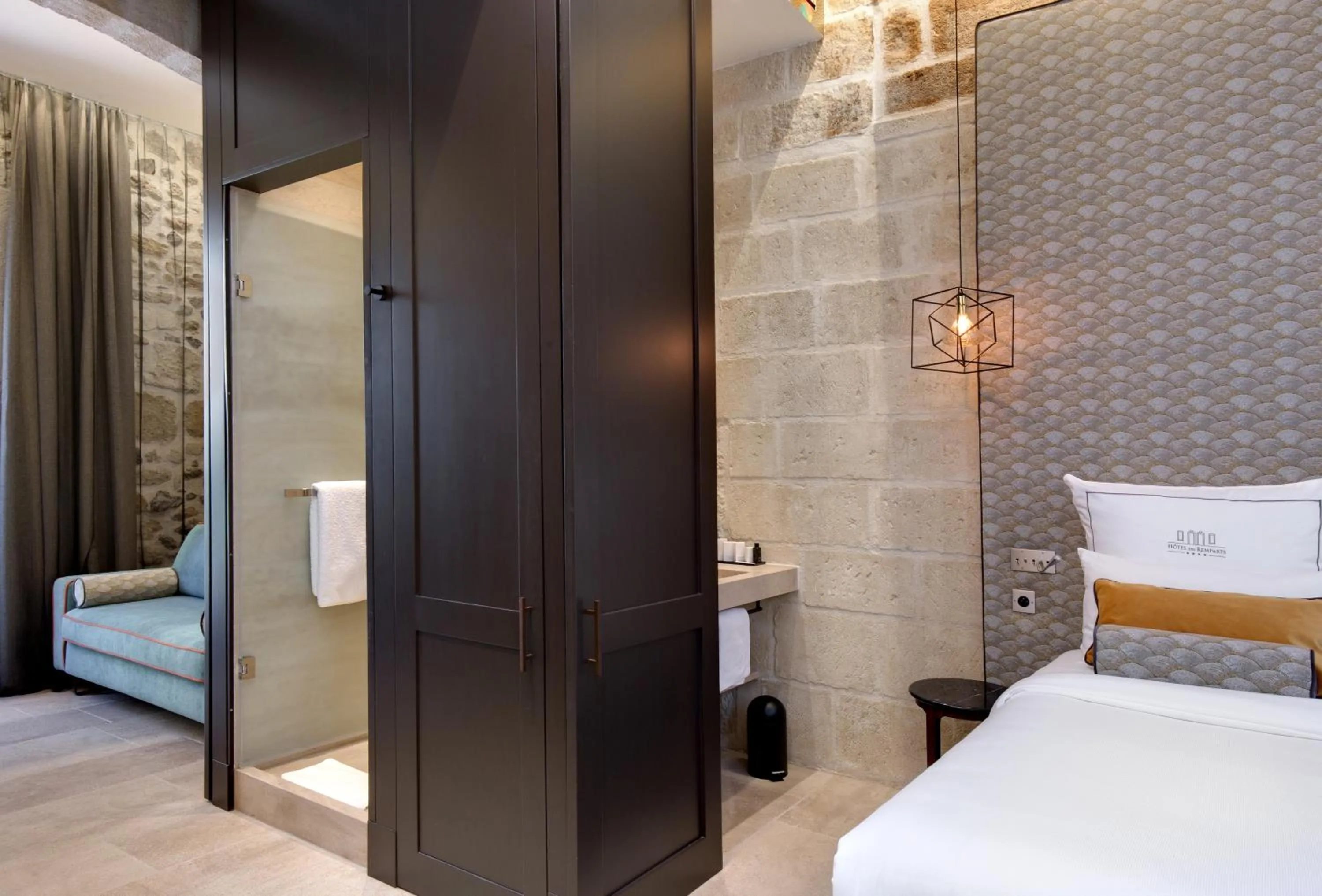Shower, Bed in Boutique Hôtel des Remparts & Spa