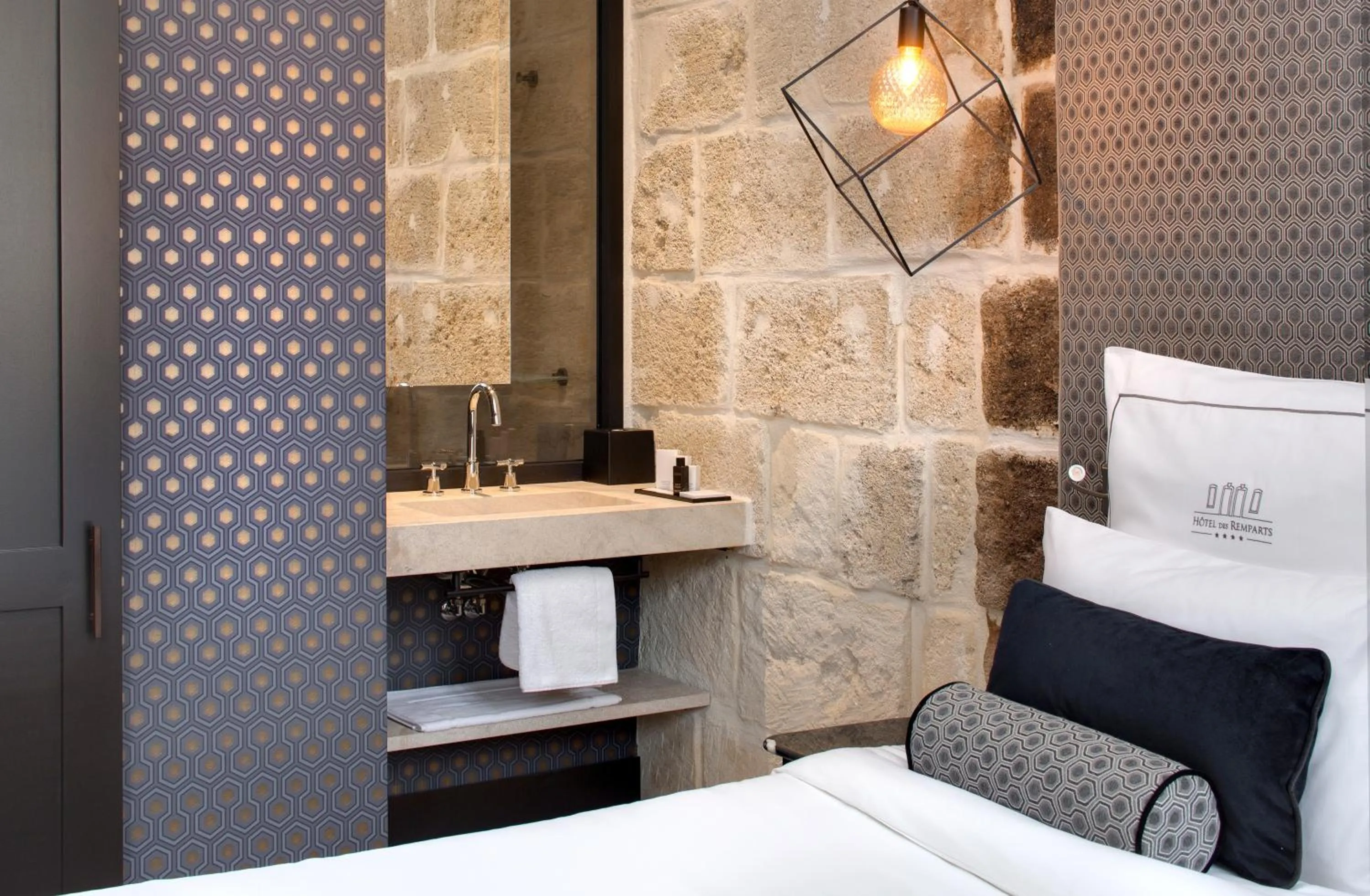 Bathroom, Bed in Boutique Hôtel des Remparts & Spa