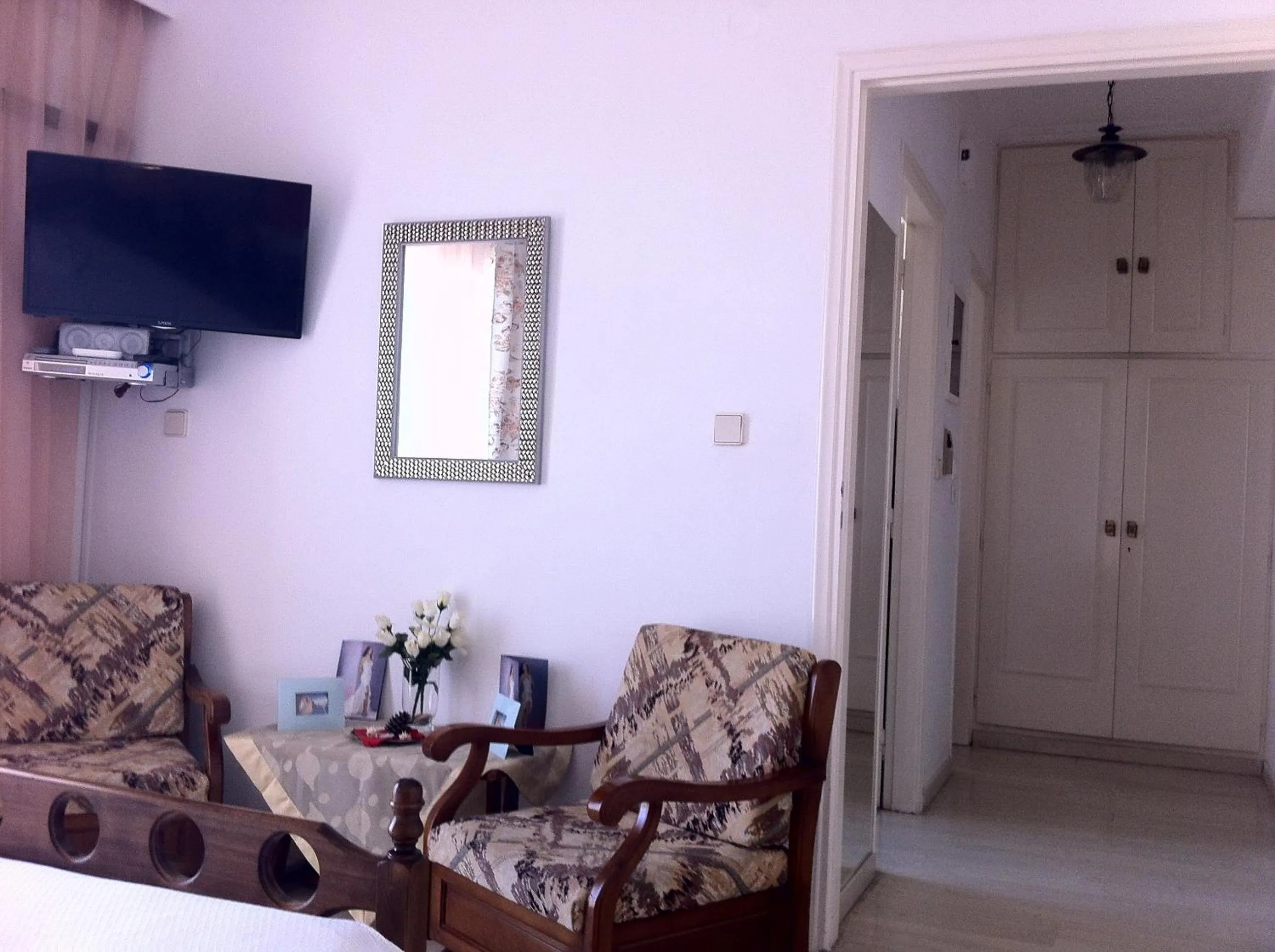 TV and multimedia in Chris Studios & Apartments