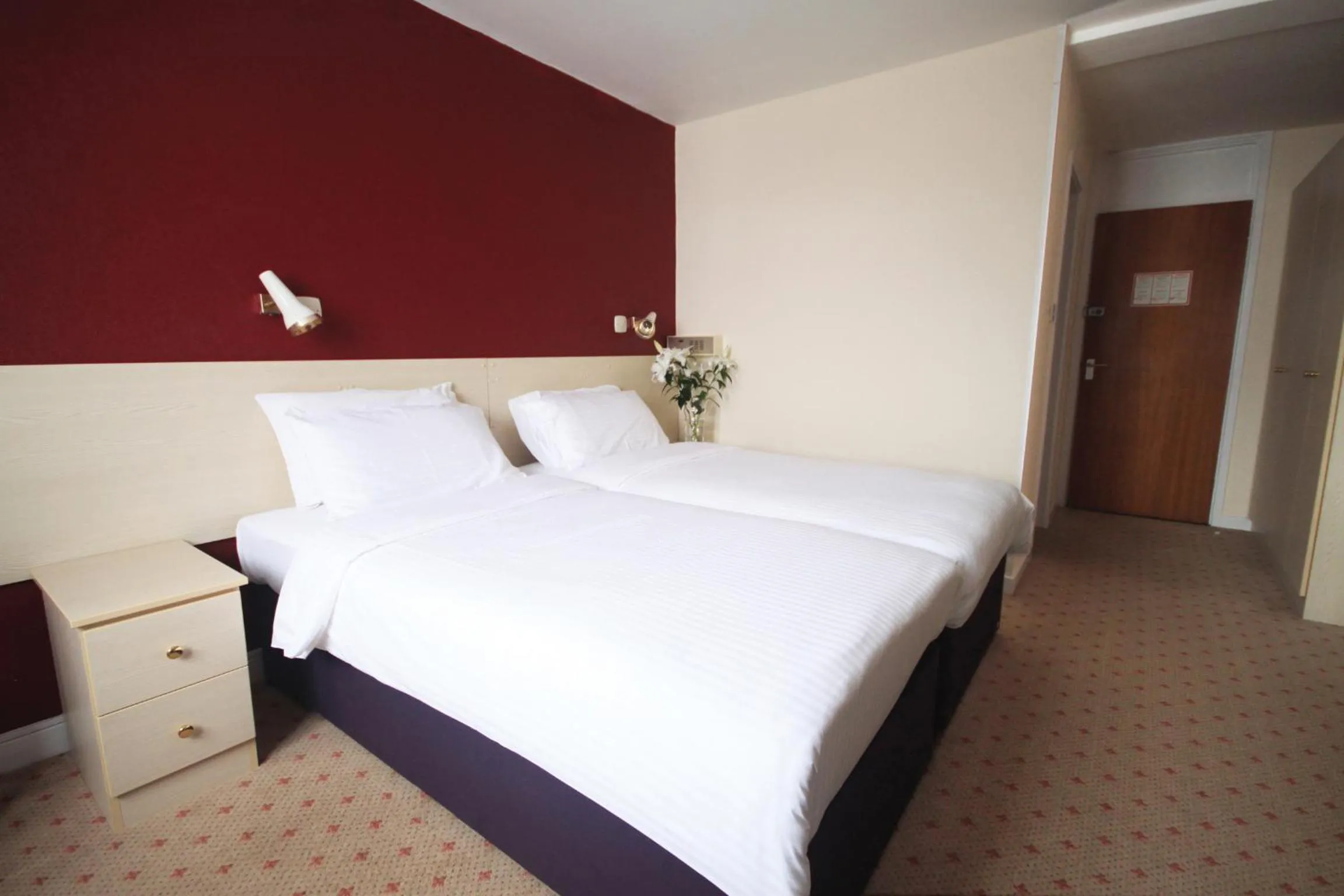 Bedroom, Bed in Norfolk Hotel