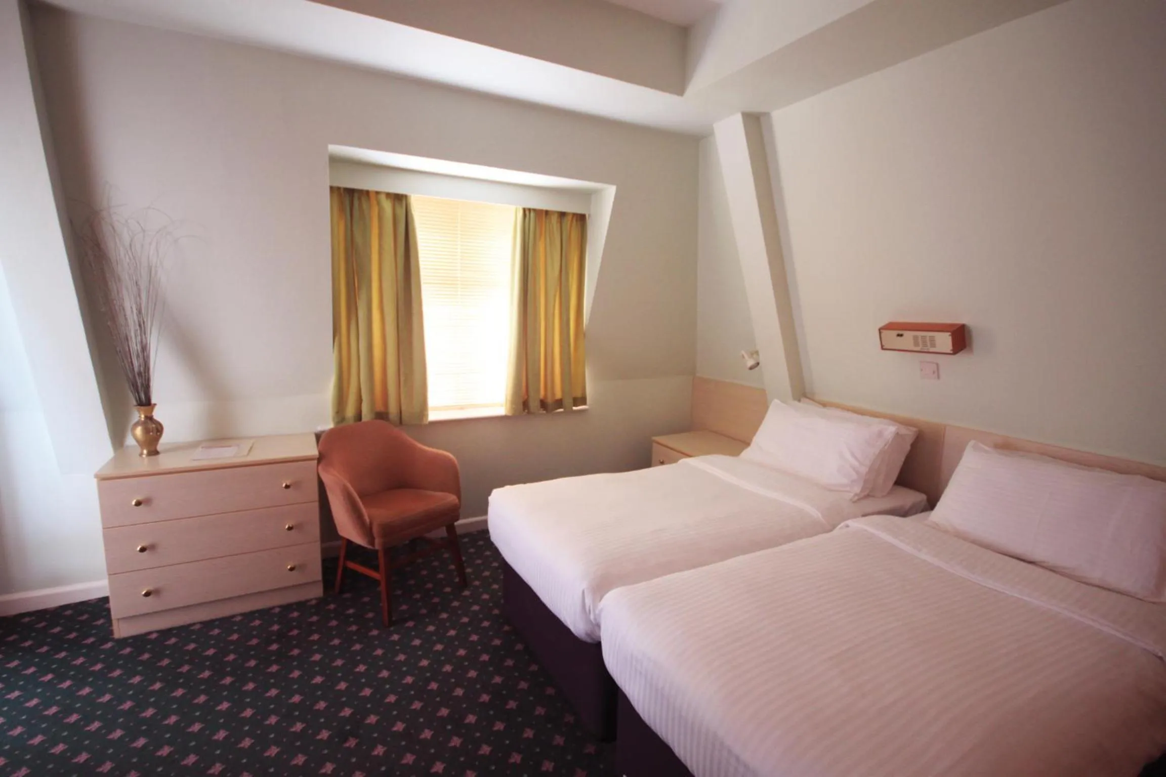 Bedroom, Bed in Norfolk Hotel