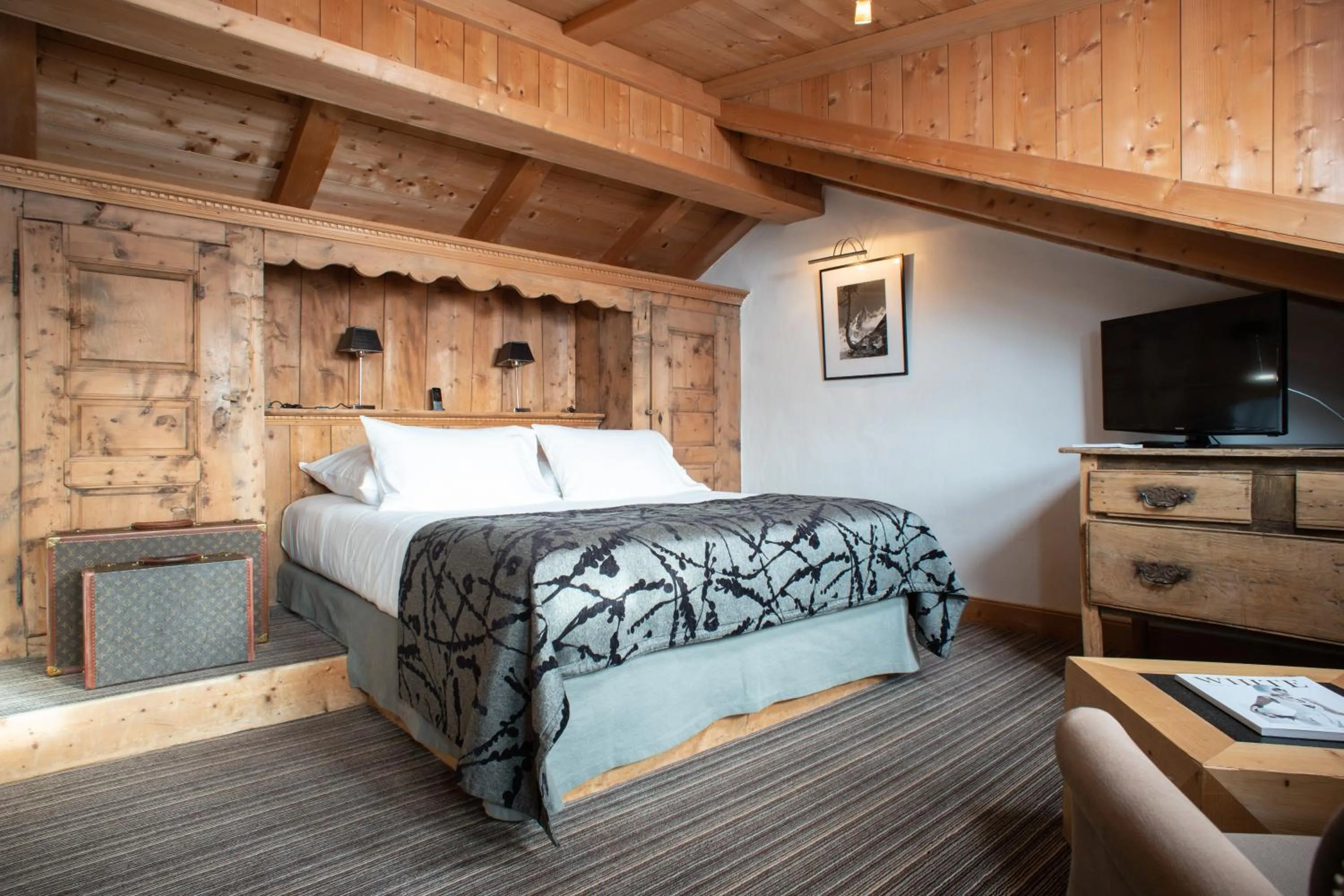 Photo of the whole room, Bed in Fer à Cheval
