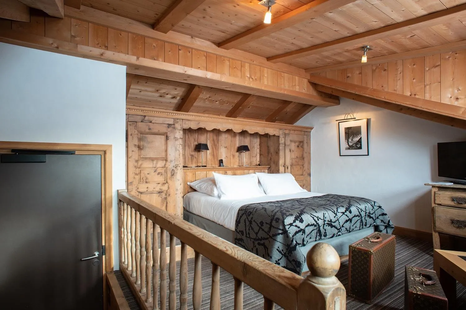 Bedroom, Bed in Fer à Cheval