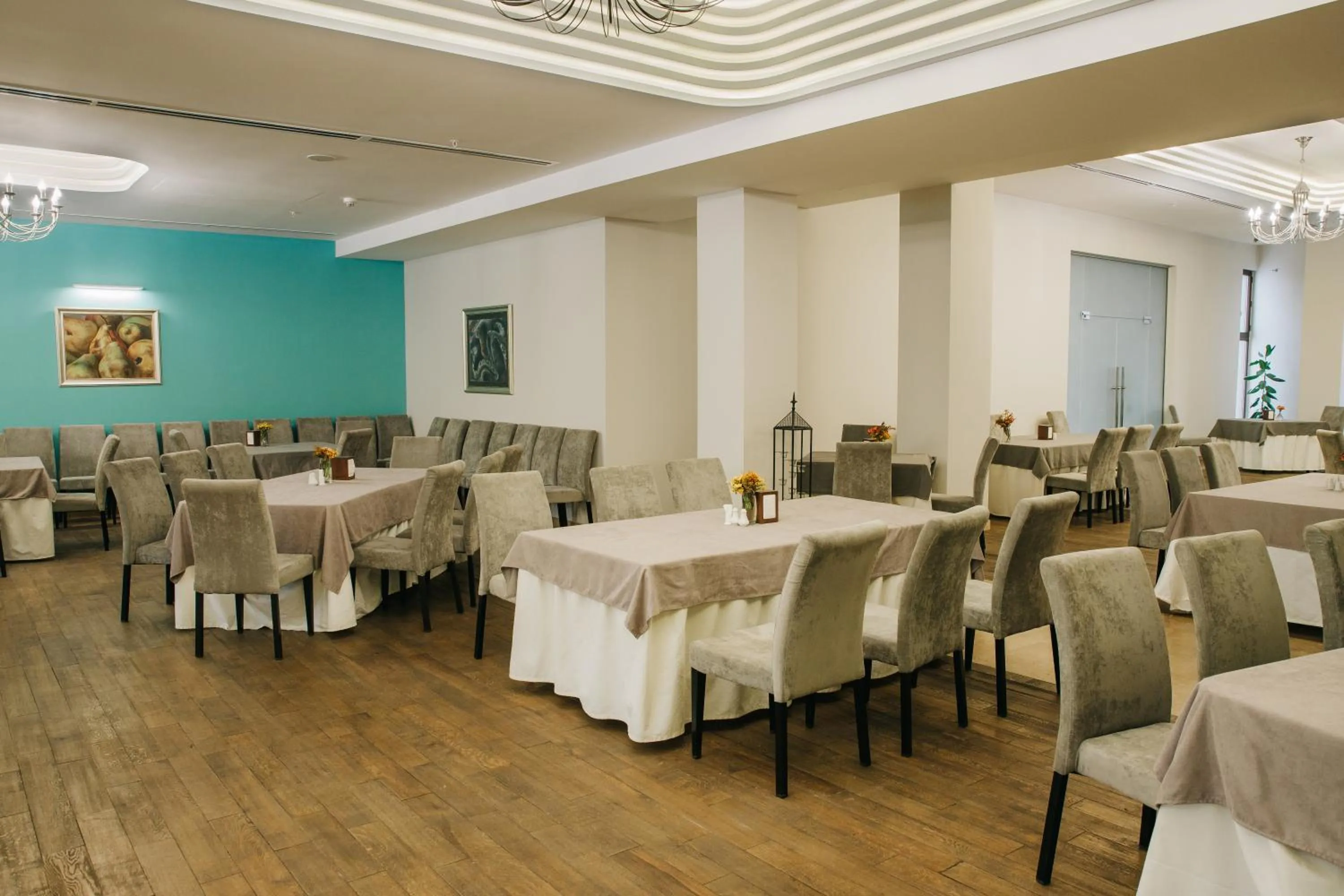 Restaurant/places to eat in President Hotel by Hrazdan Hotel CJSC