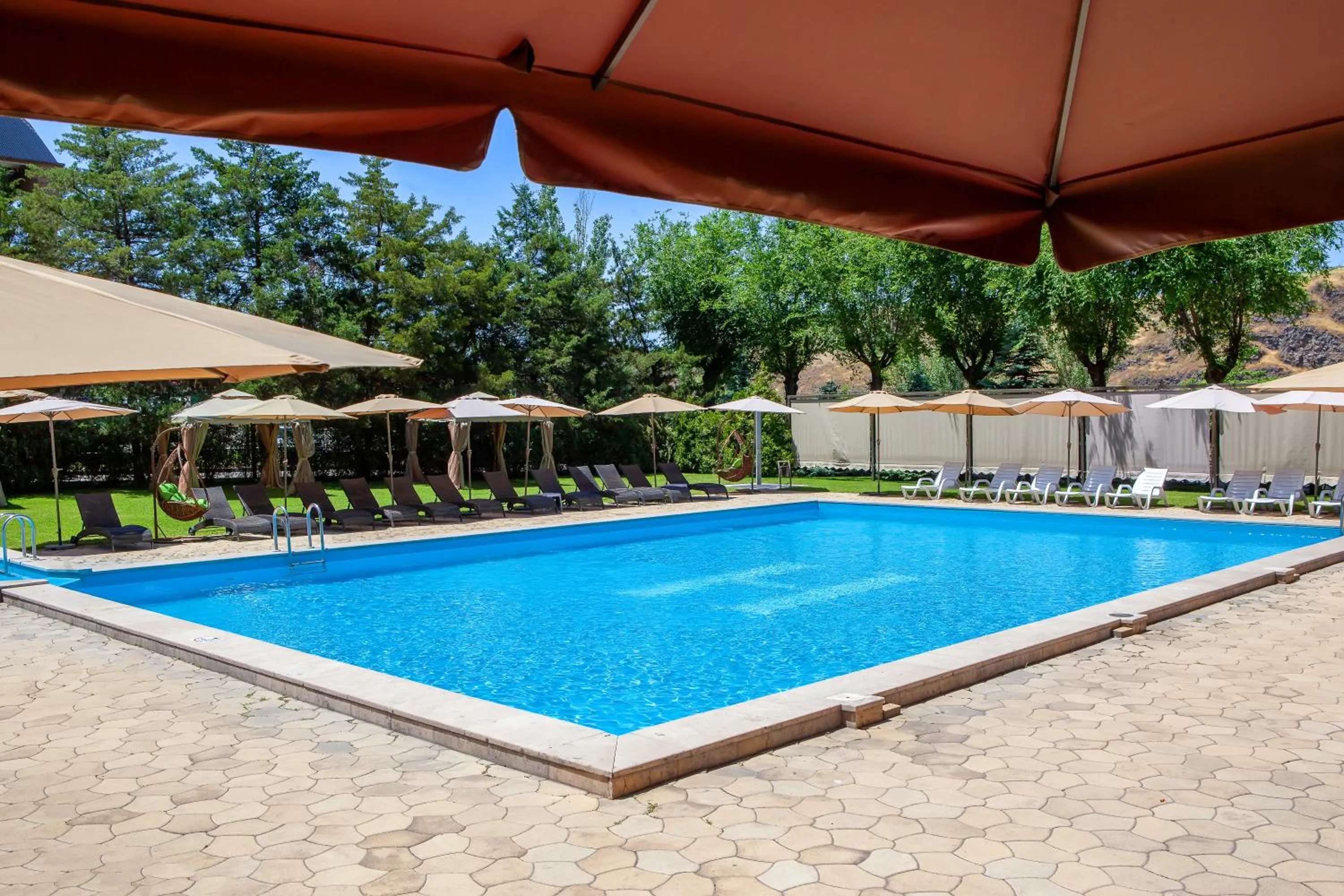 Property building in President Hotel by Hrazdan Hotel CJSC