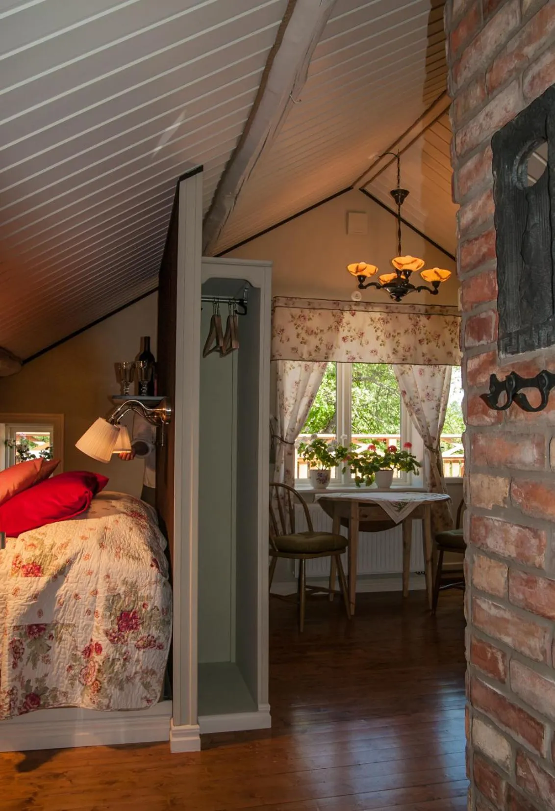 Dining area, Bed in Tavlebords Honungsgård