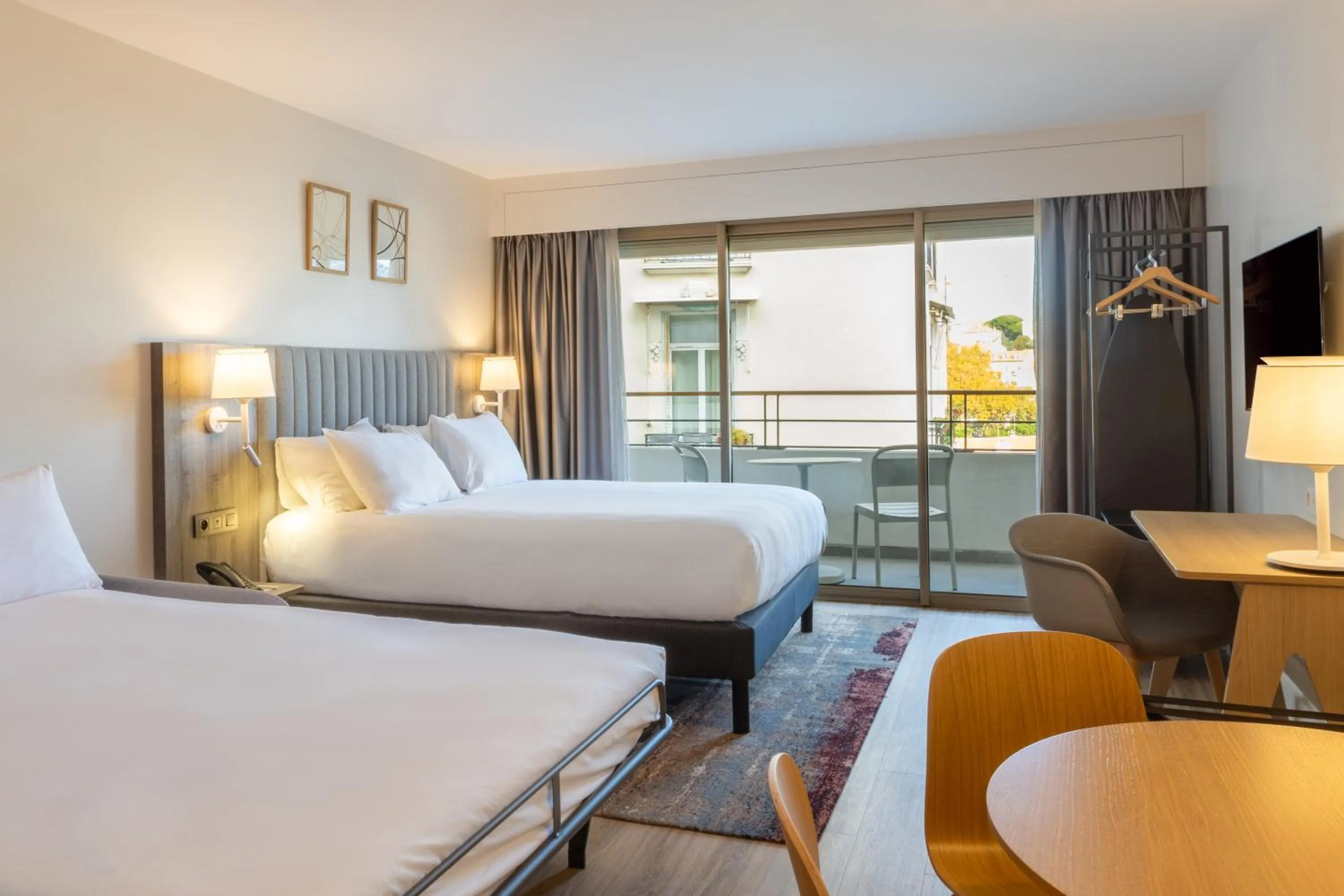 Bed in Staybridge Suites - Cannes Centre by IHG
