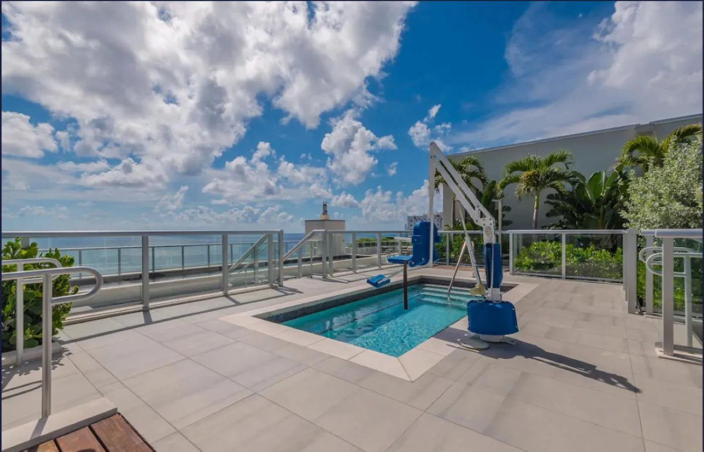 Hot Tub in Global Rent Apart - Costa Hollywood