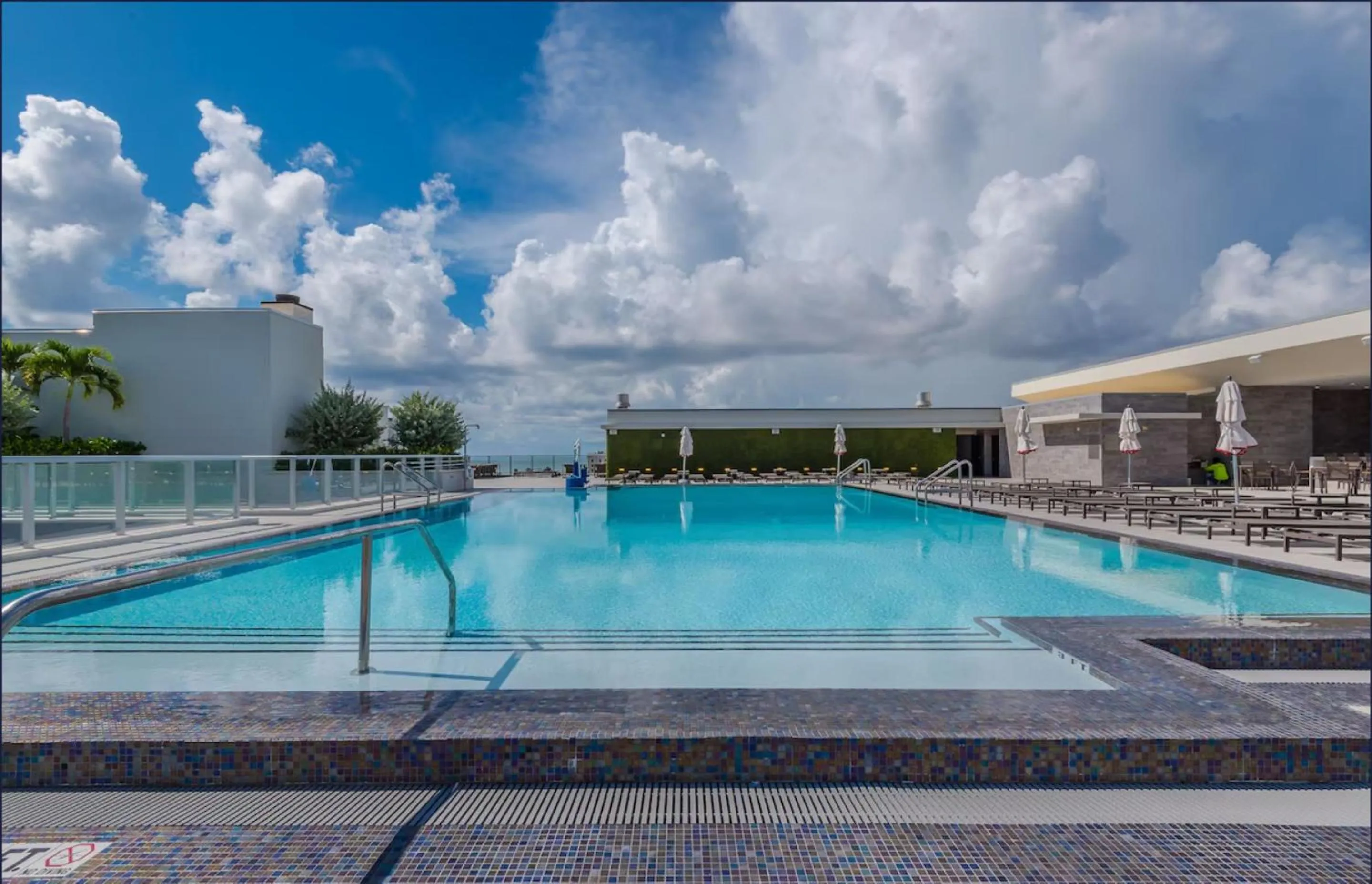 Swimming pool in Global Rent Apart - Costa Hollywood