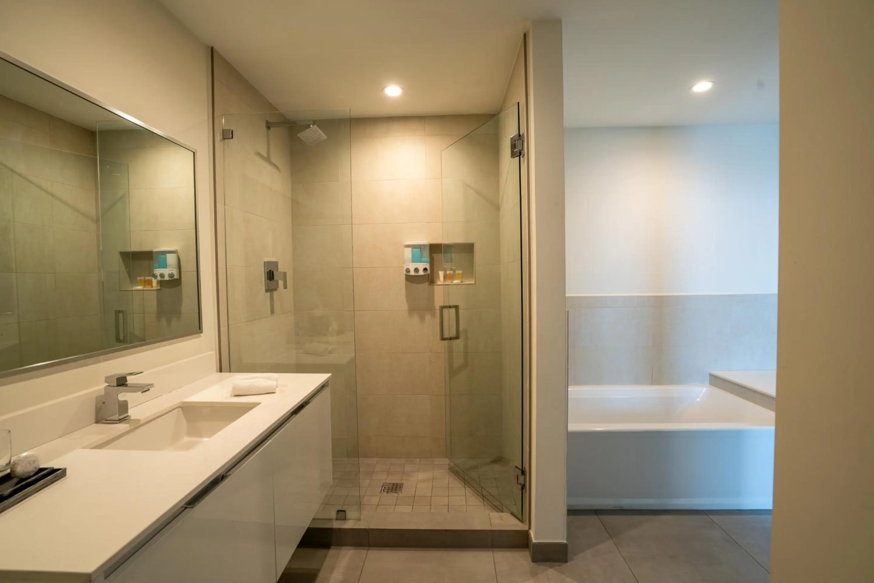 Shower in Global Rent Apart - Costa Hollywood