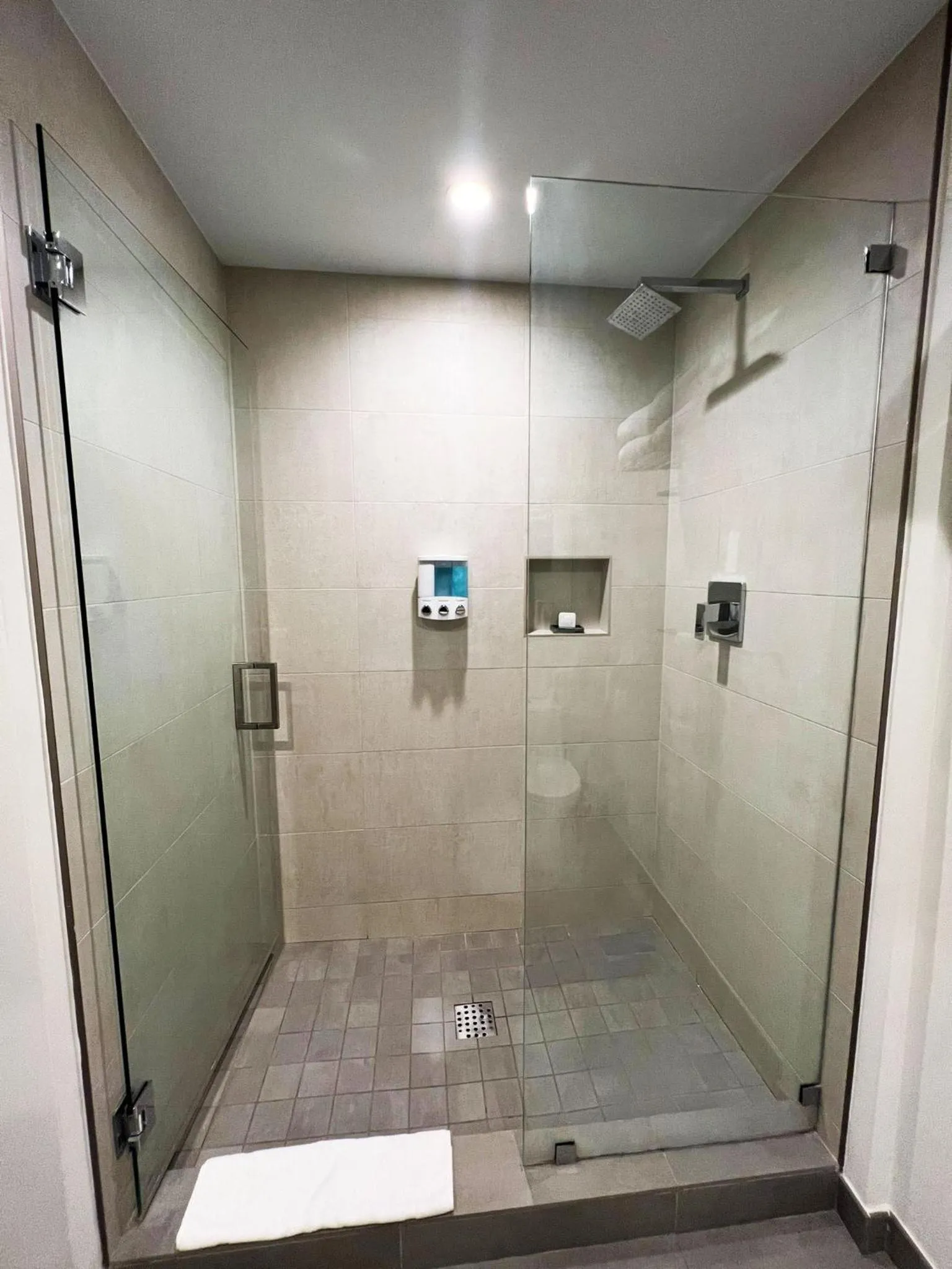 Shower in Global Rent Apart - Costa Hollywood