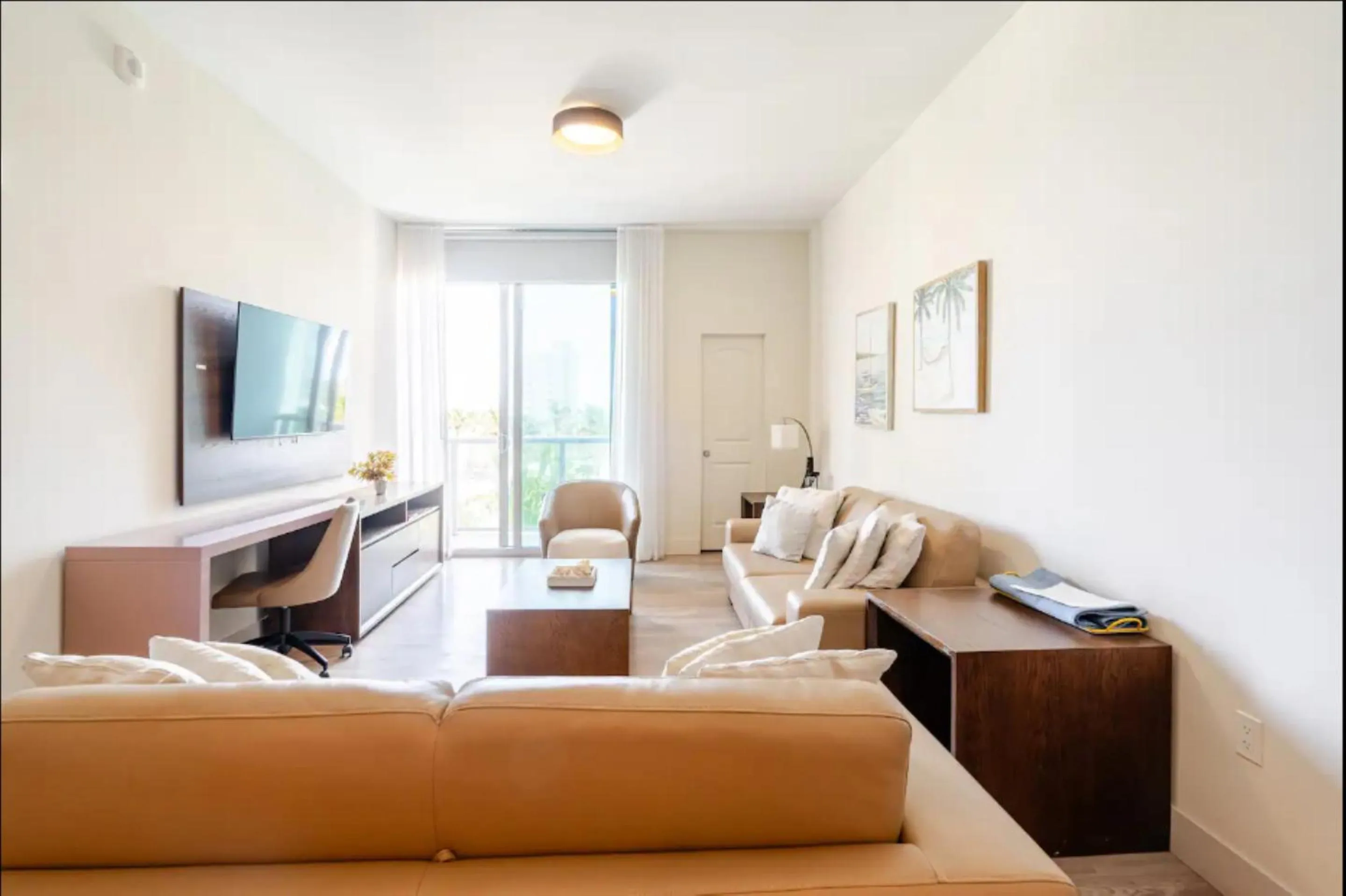 Communal lounge/ TV room in Global Rent Apart - Costa Hollywood