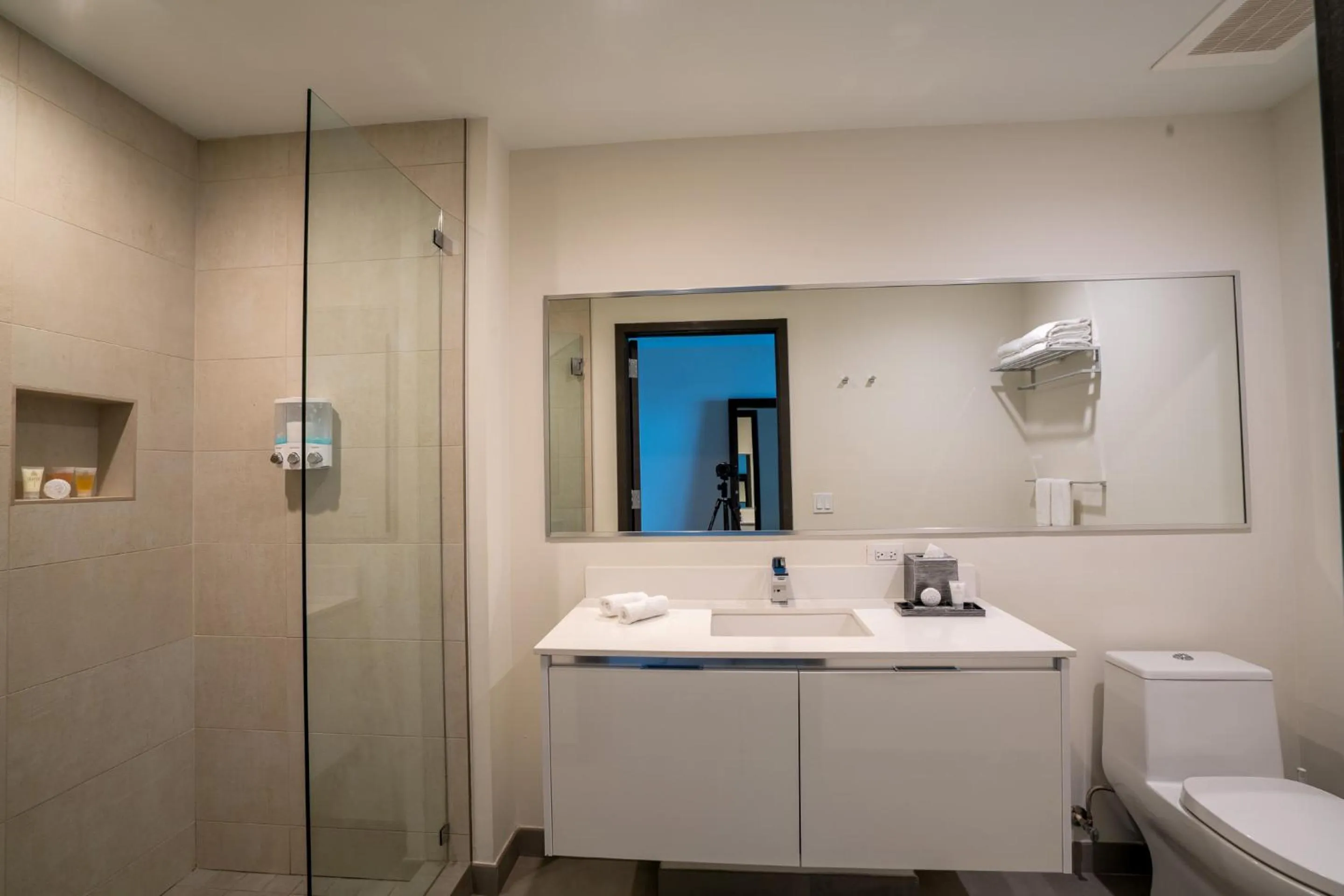 Shower in Global Rent Apart - Costa Hollywood
