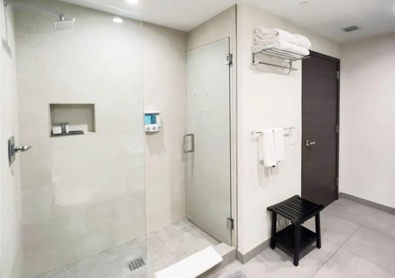 Shower in Global Rent Apart - Costa Hollywood