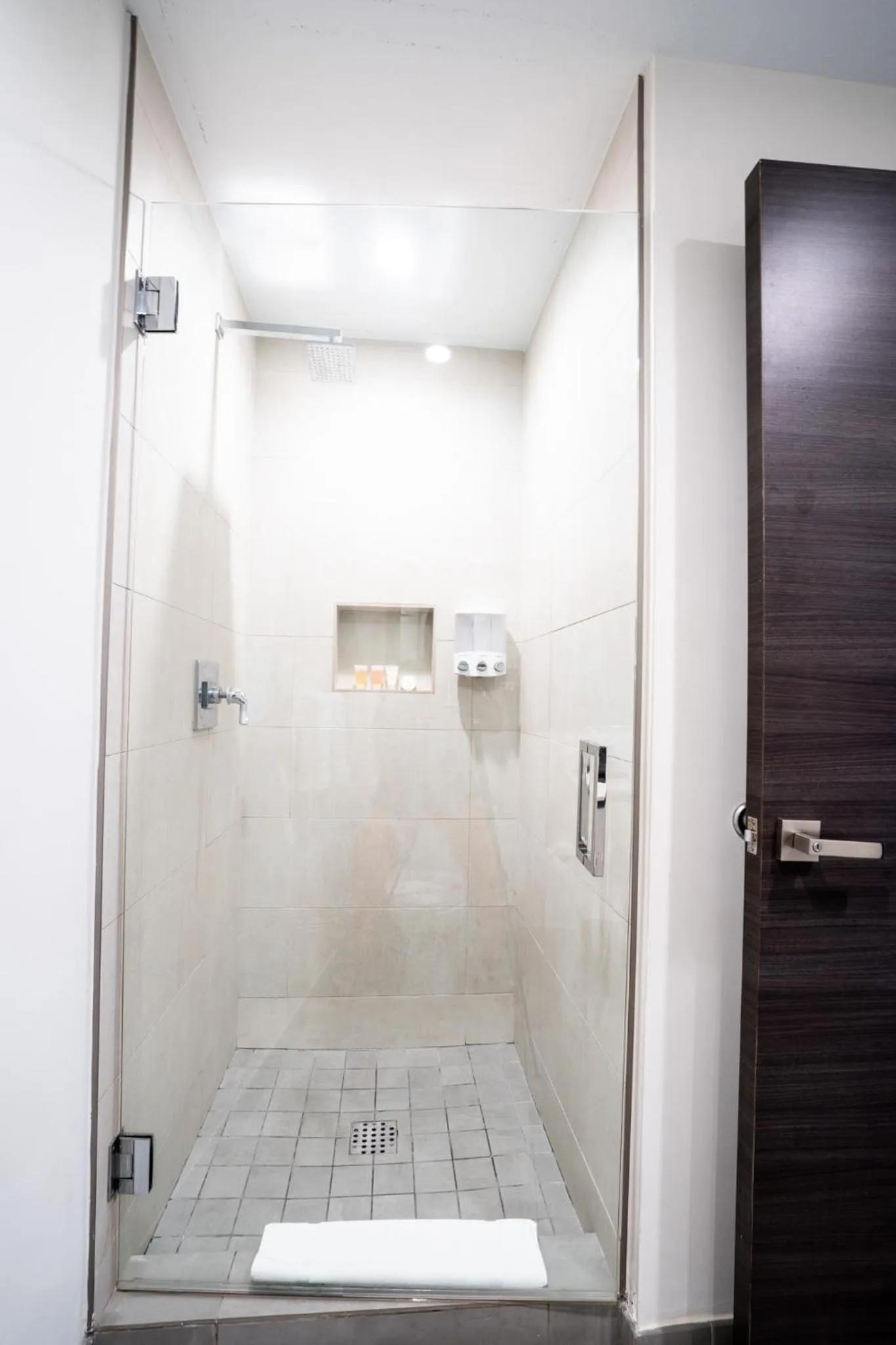 Shower in Global Rent Apart - Costa Hollywood