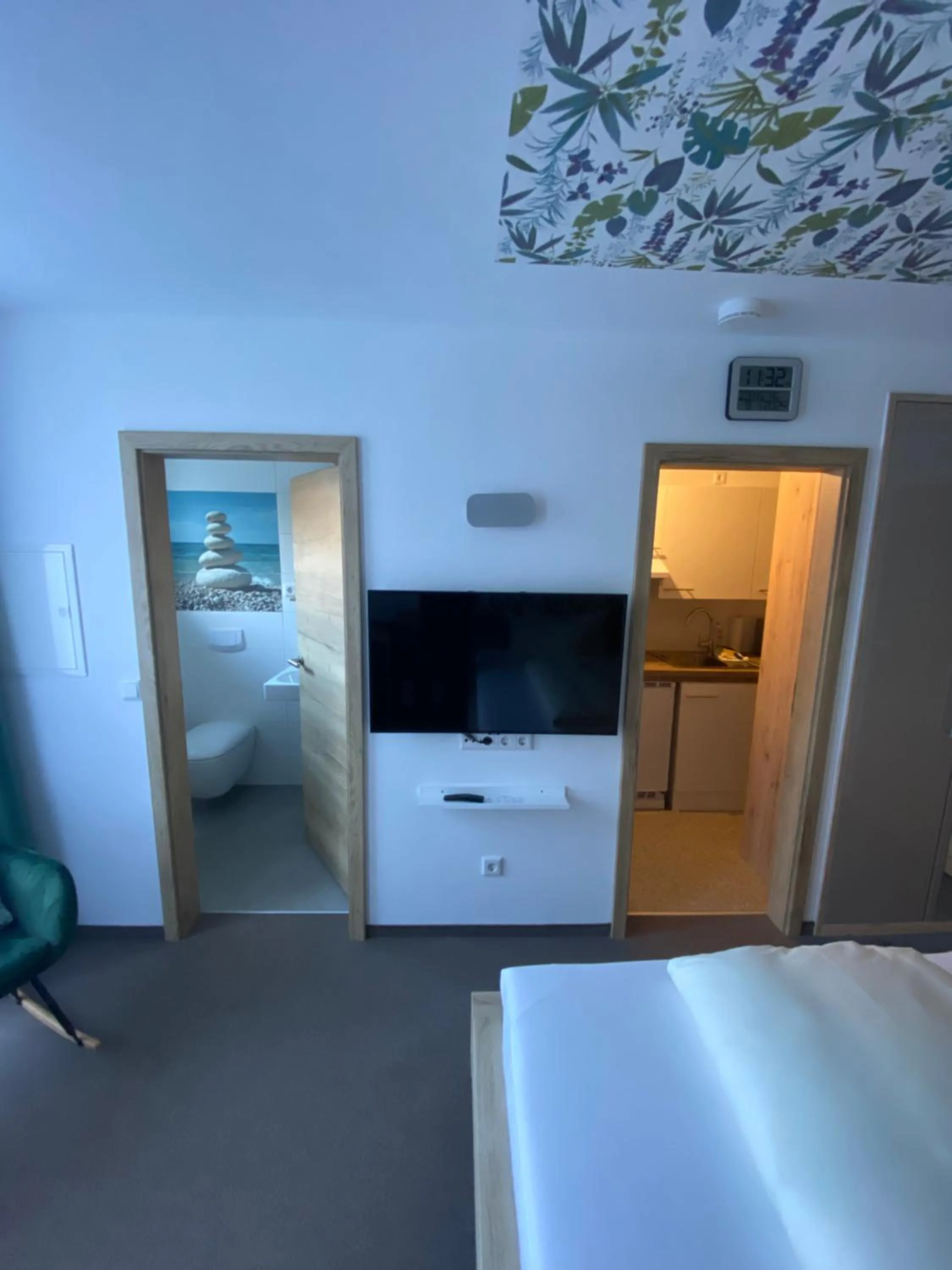 Photo of the whole room, Bed in Atrium Garni