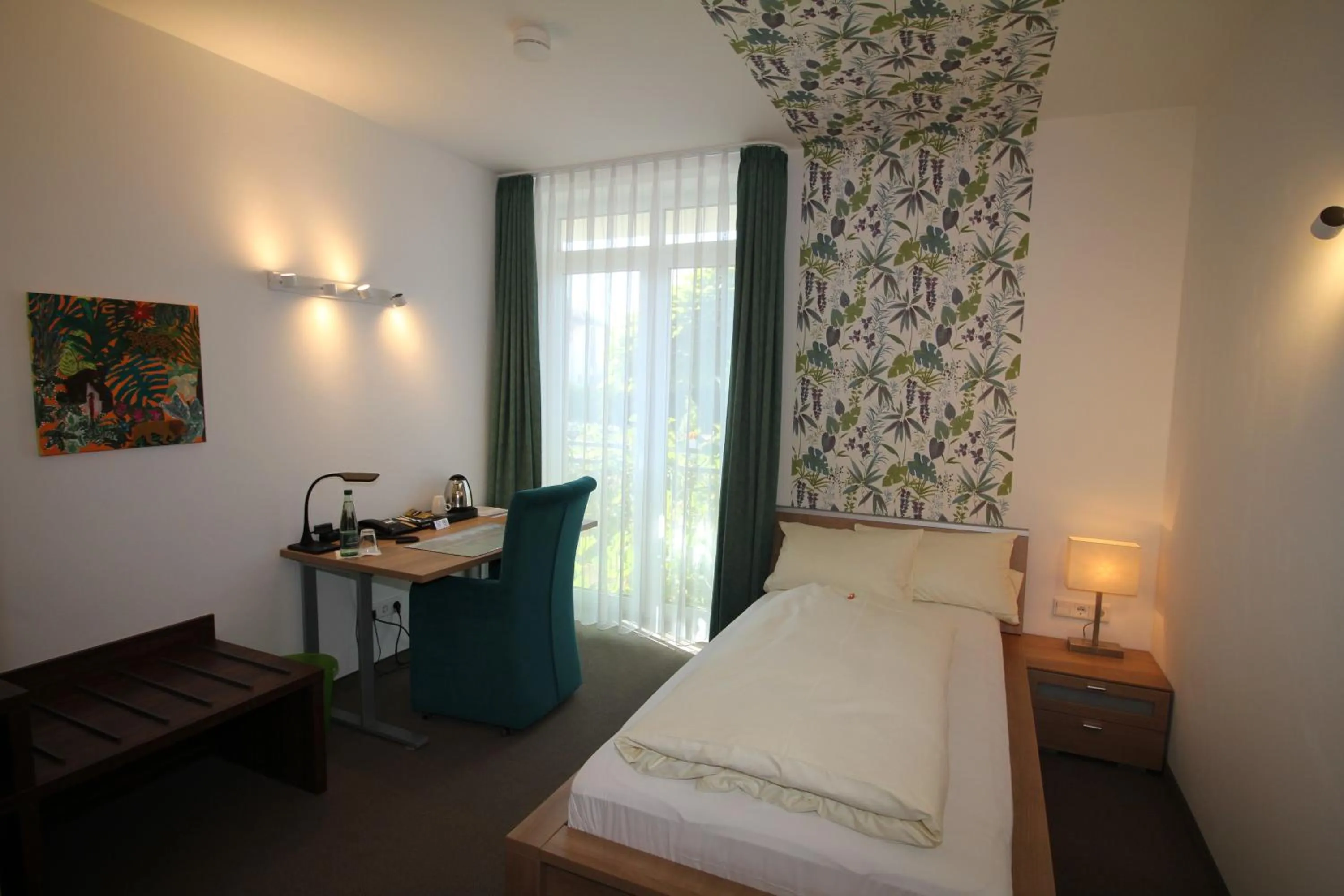 Photo of the whole room, Bed in Atrium Garni