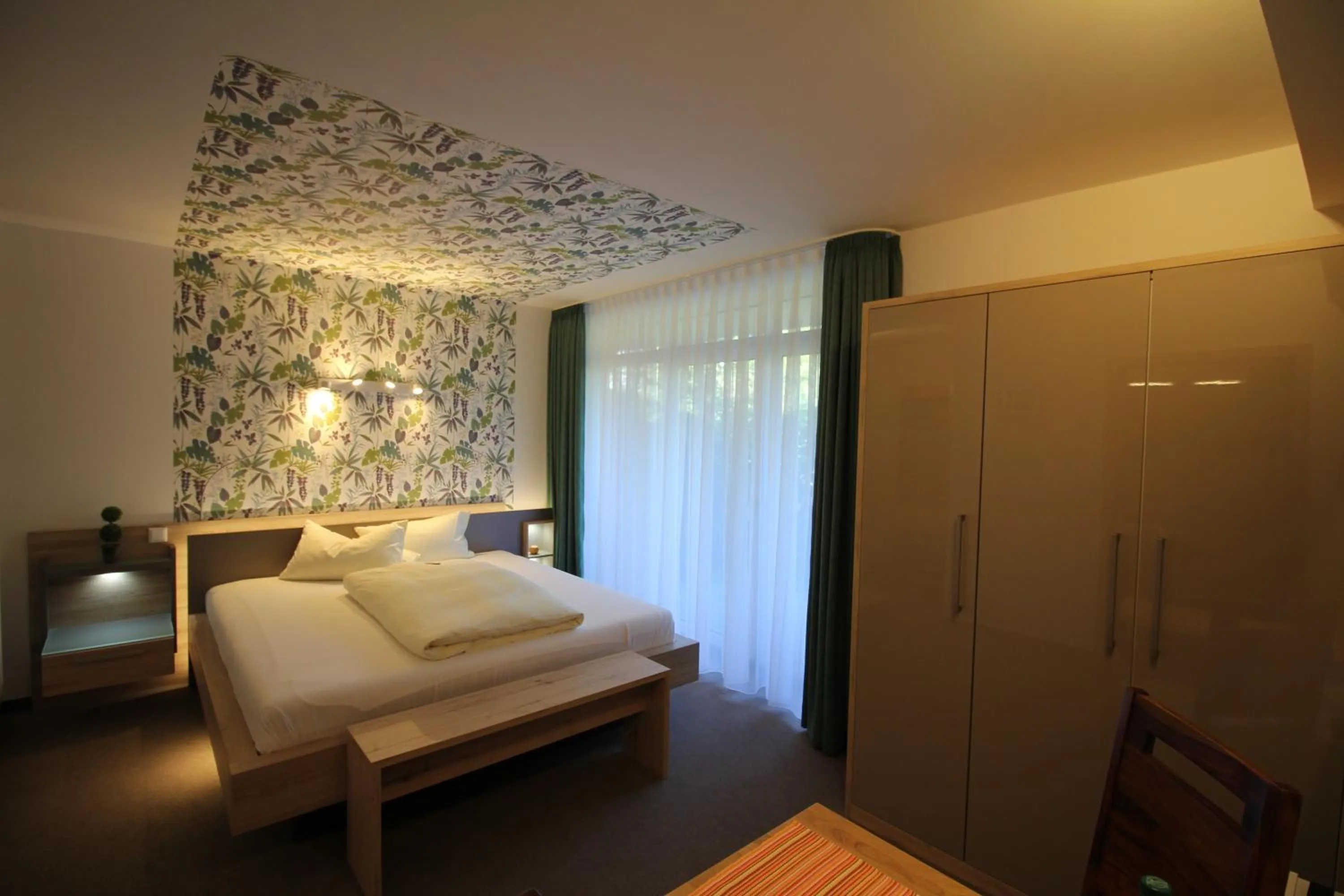 Photo of the whole room, Bed in Atrium Garni