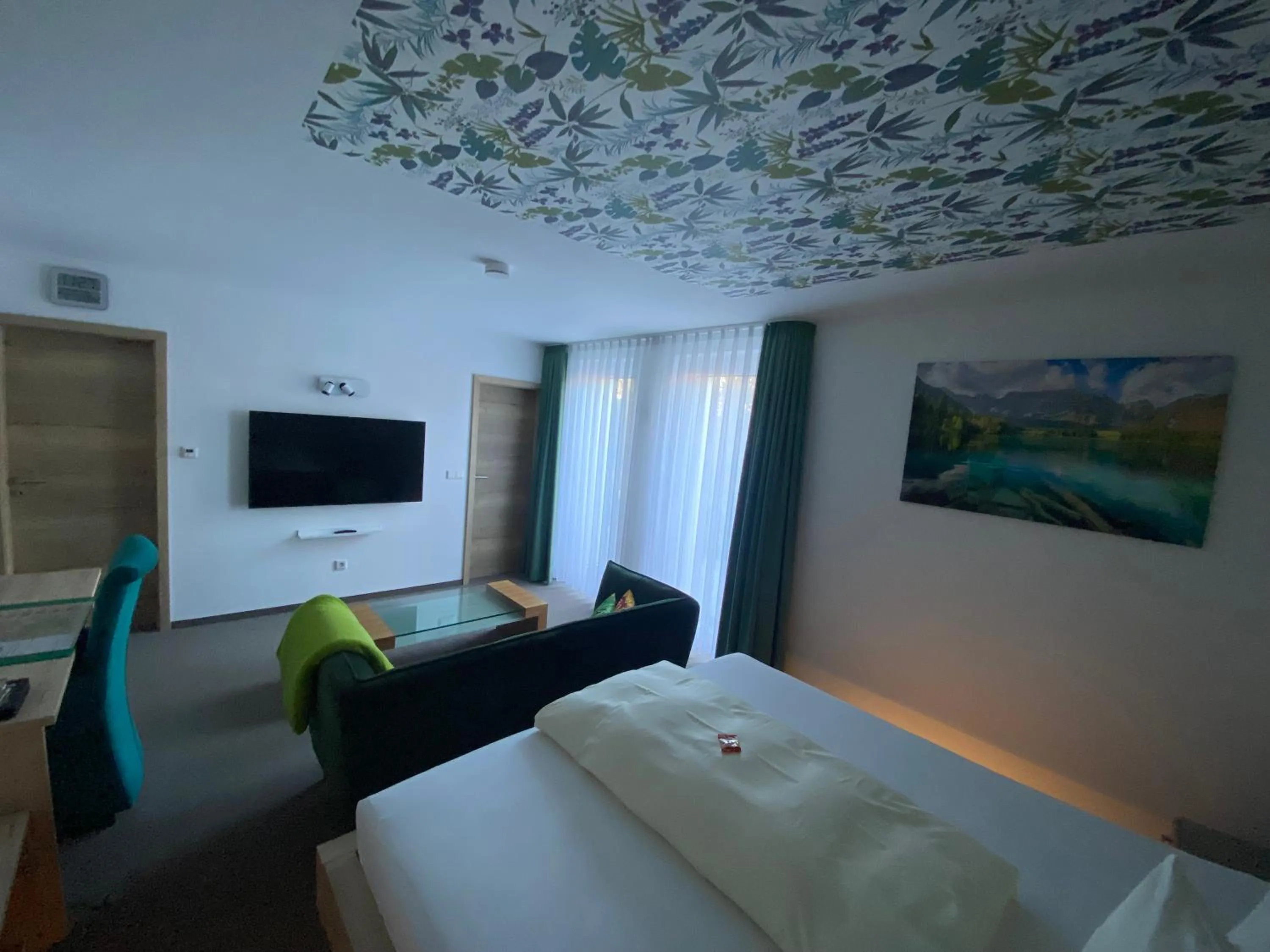 Photo of the whole room, Bed in Atrium Garni