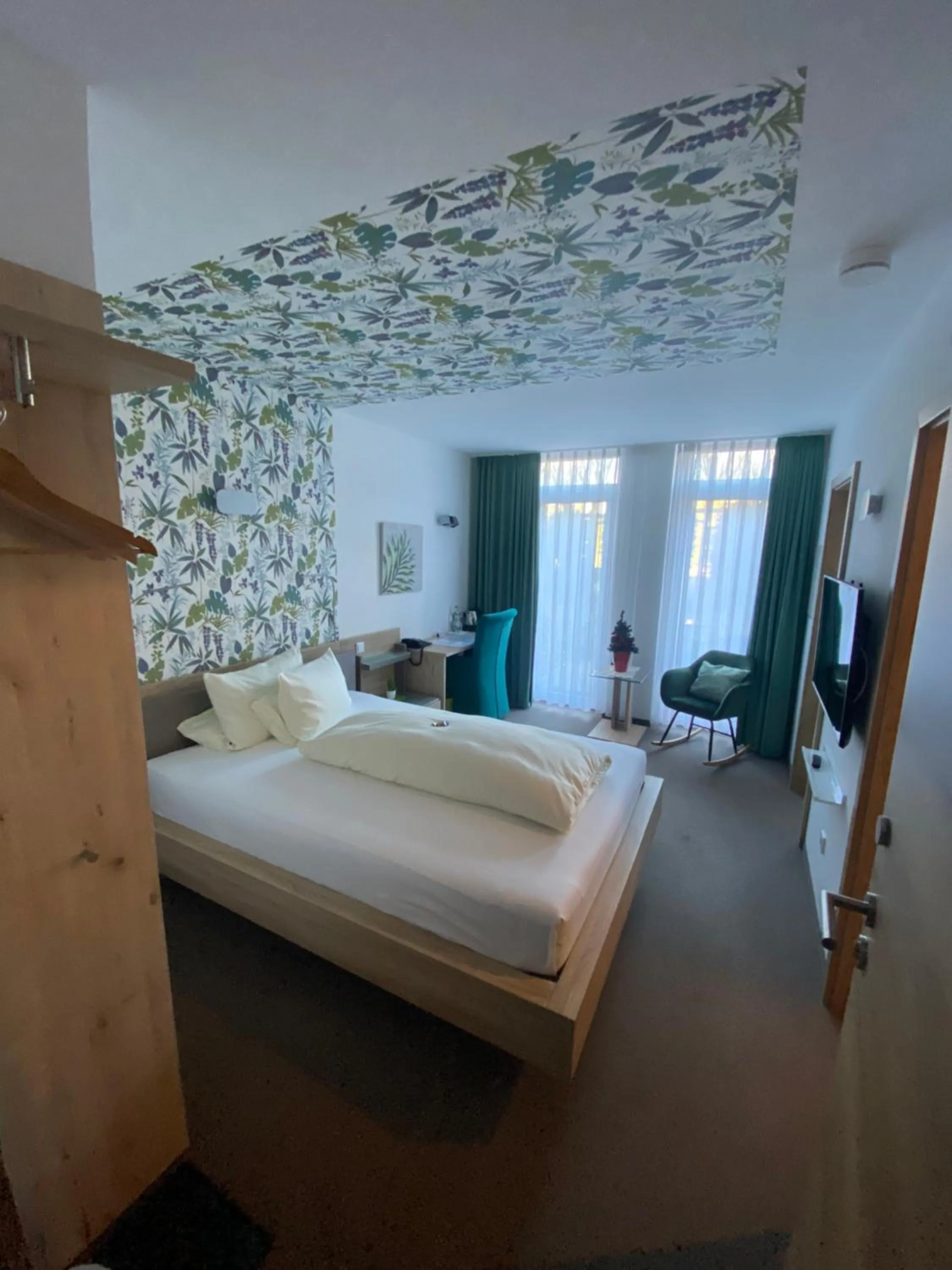 Photo of the whole room, Bed in Atrium Garni