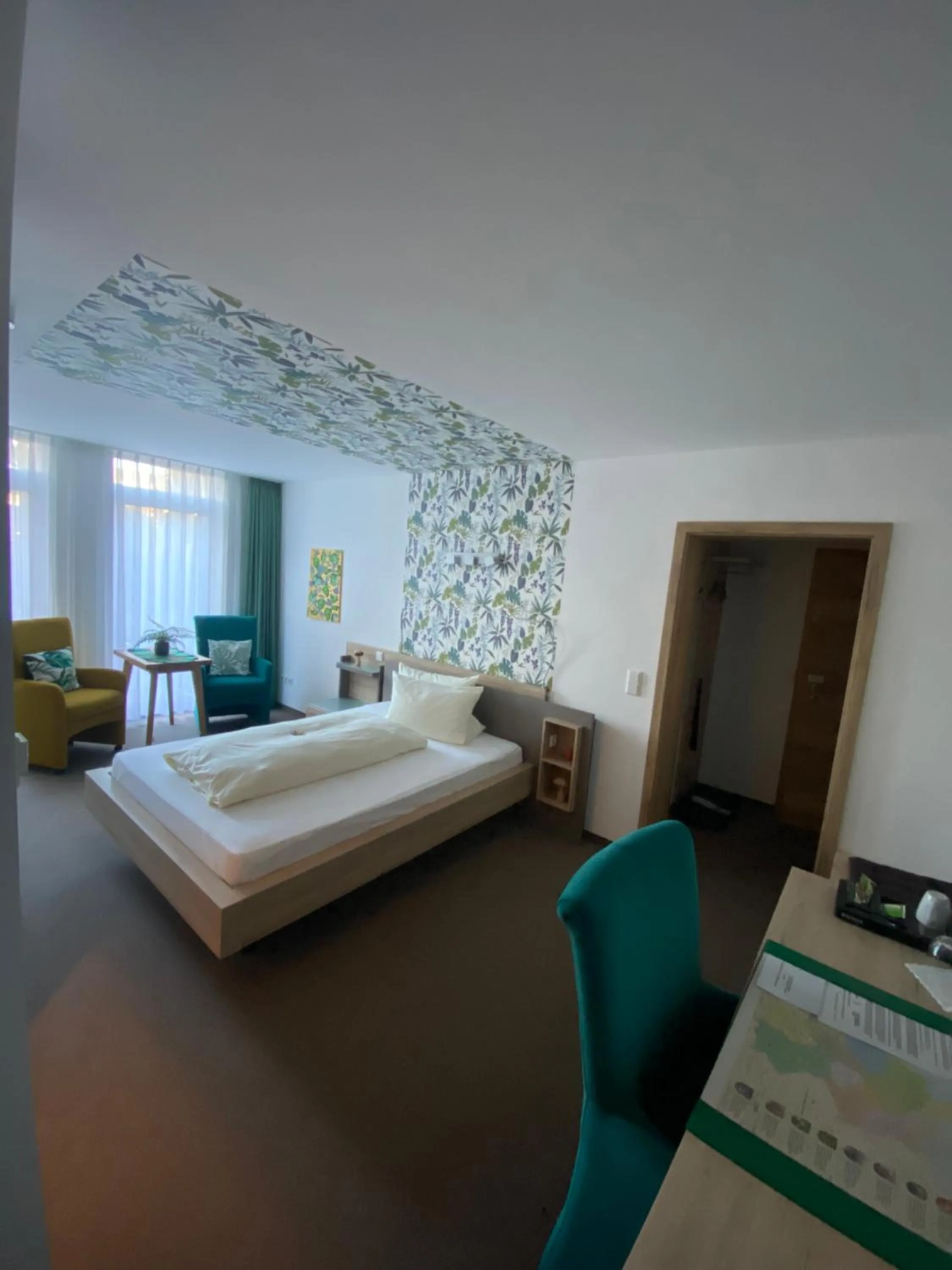 Photo of the whole room, Bed in Atrium Garni