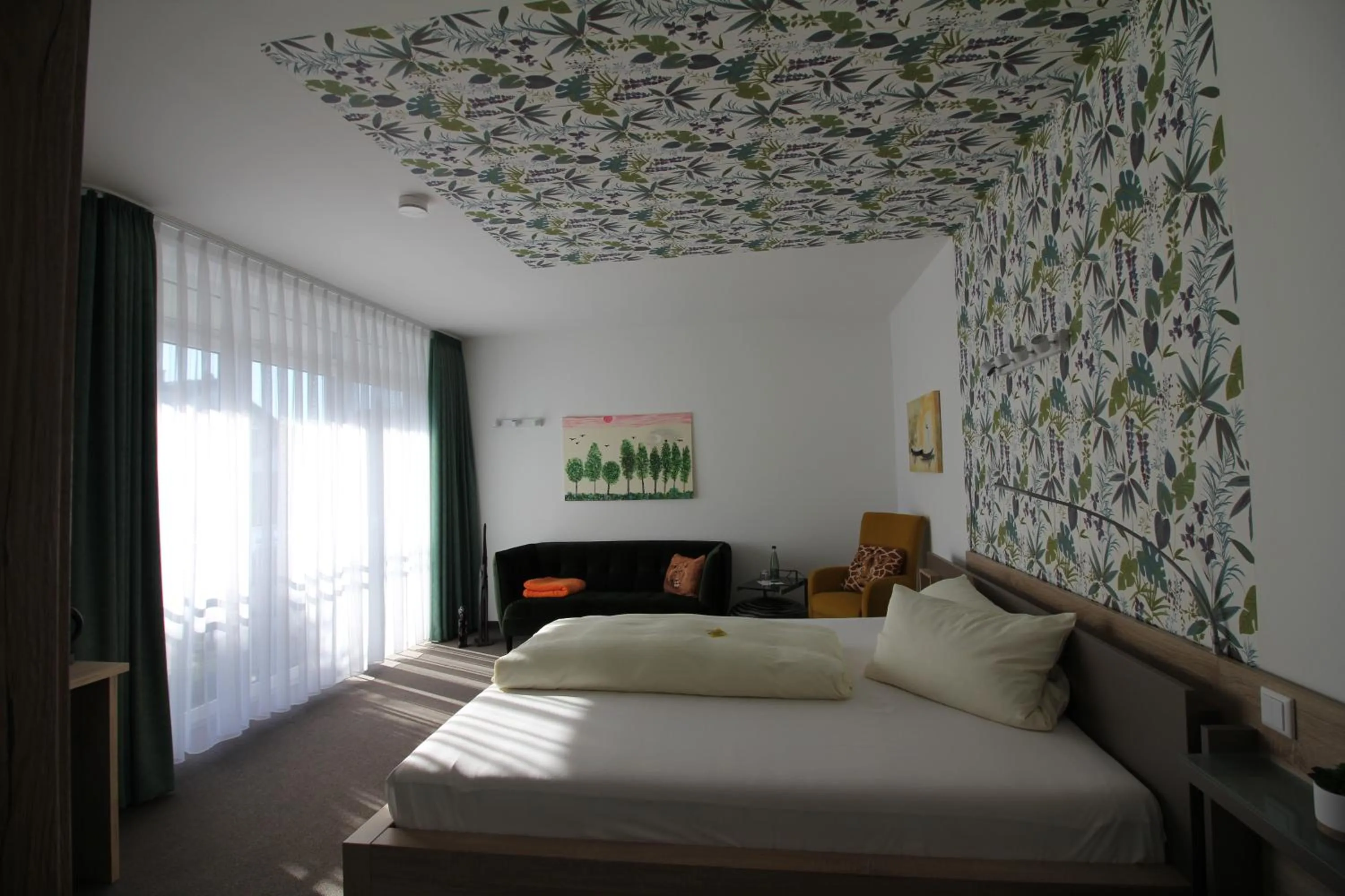 Photo of the whole room, Bed in Atrium Garni