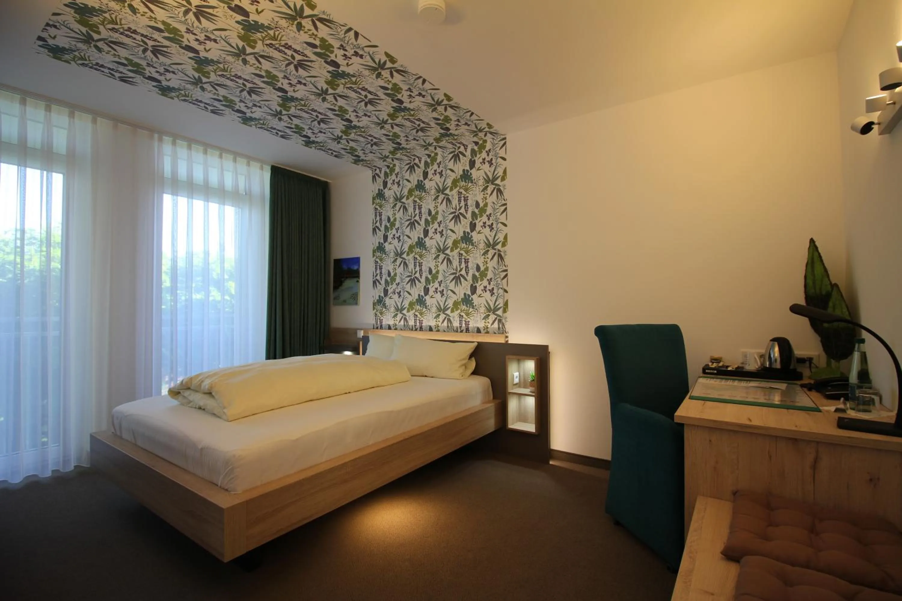 Photo of the whole room, Bed in Atrium Garni