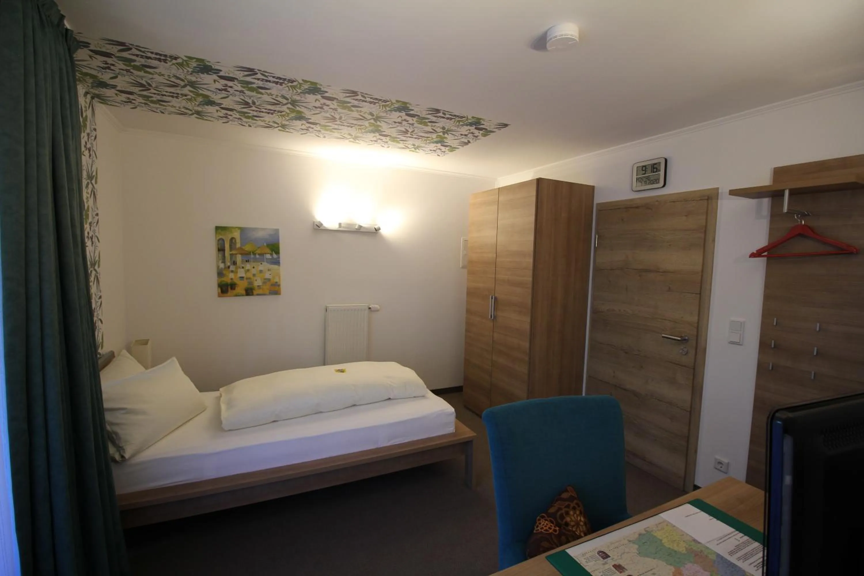 Photo of the whole room, Bed in Atrium Garni