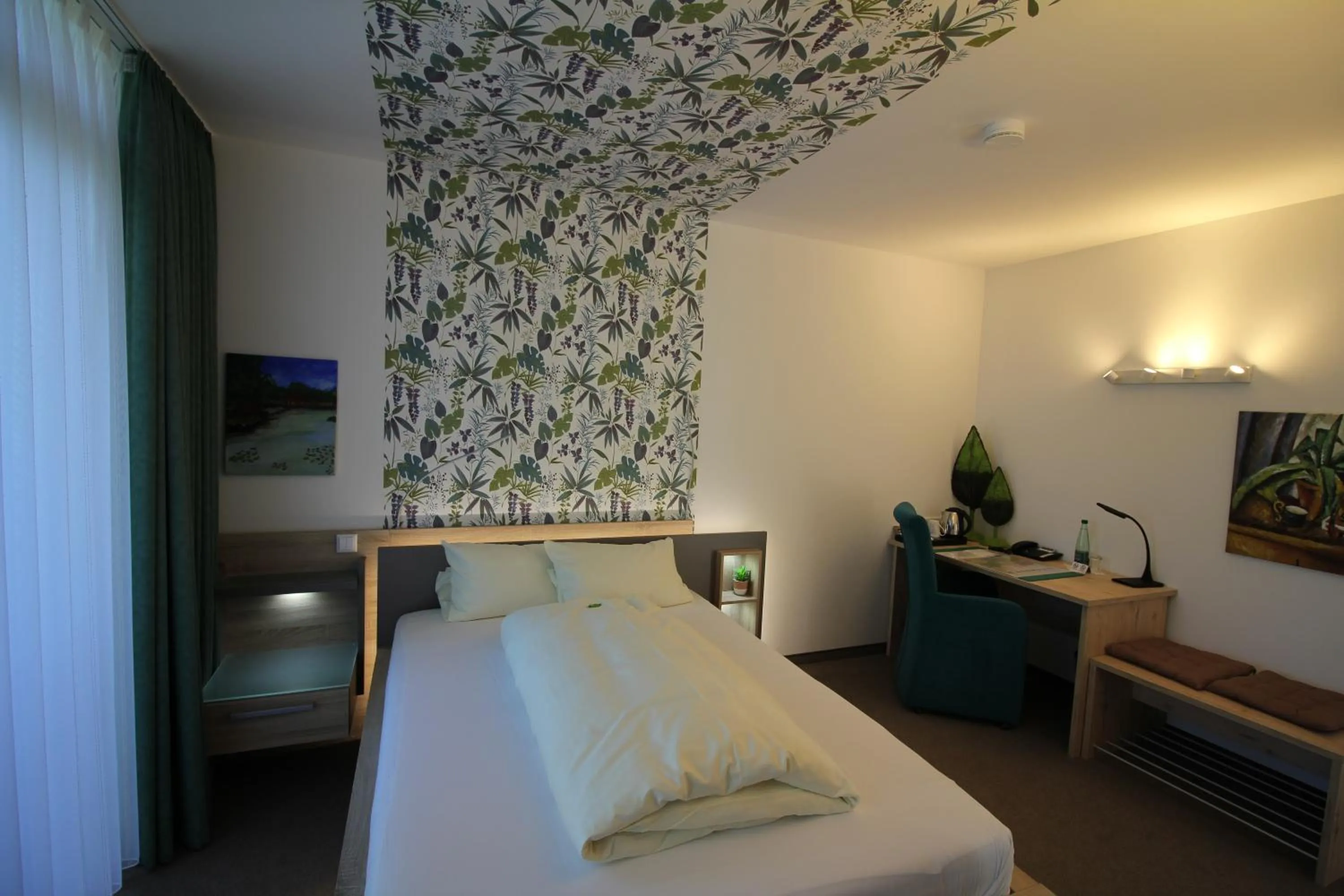 Photo of the whole room, Bed in Atrium Garni