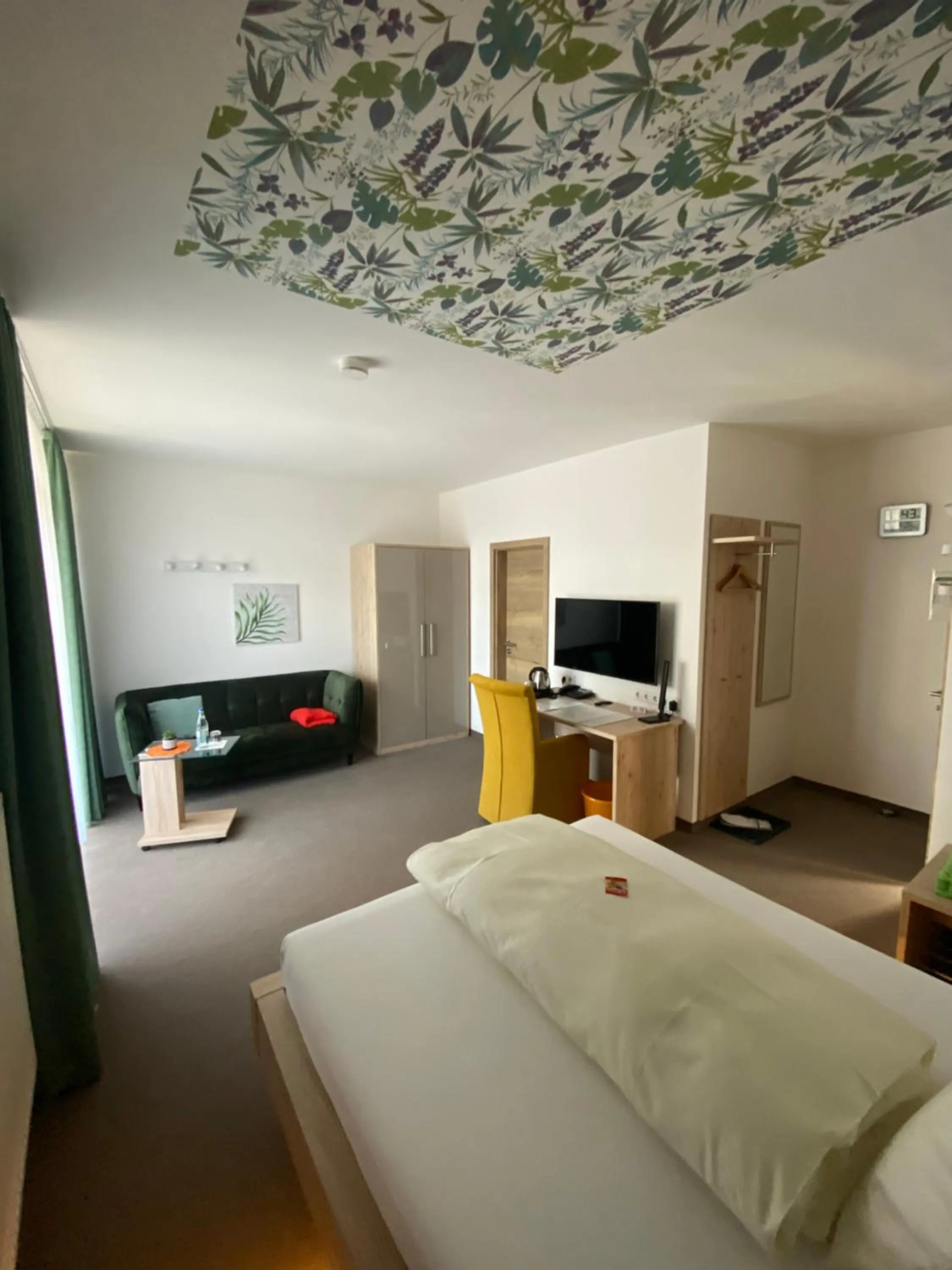 Photo of the whole room, Bed in Atrium Garni