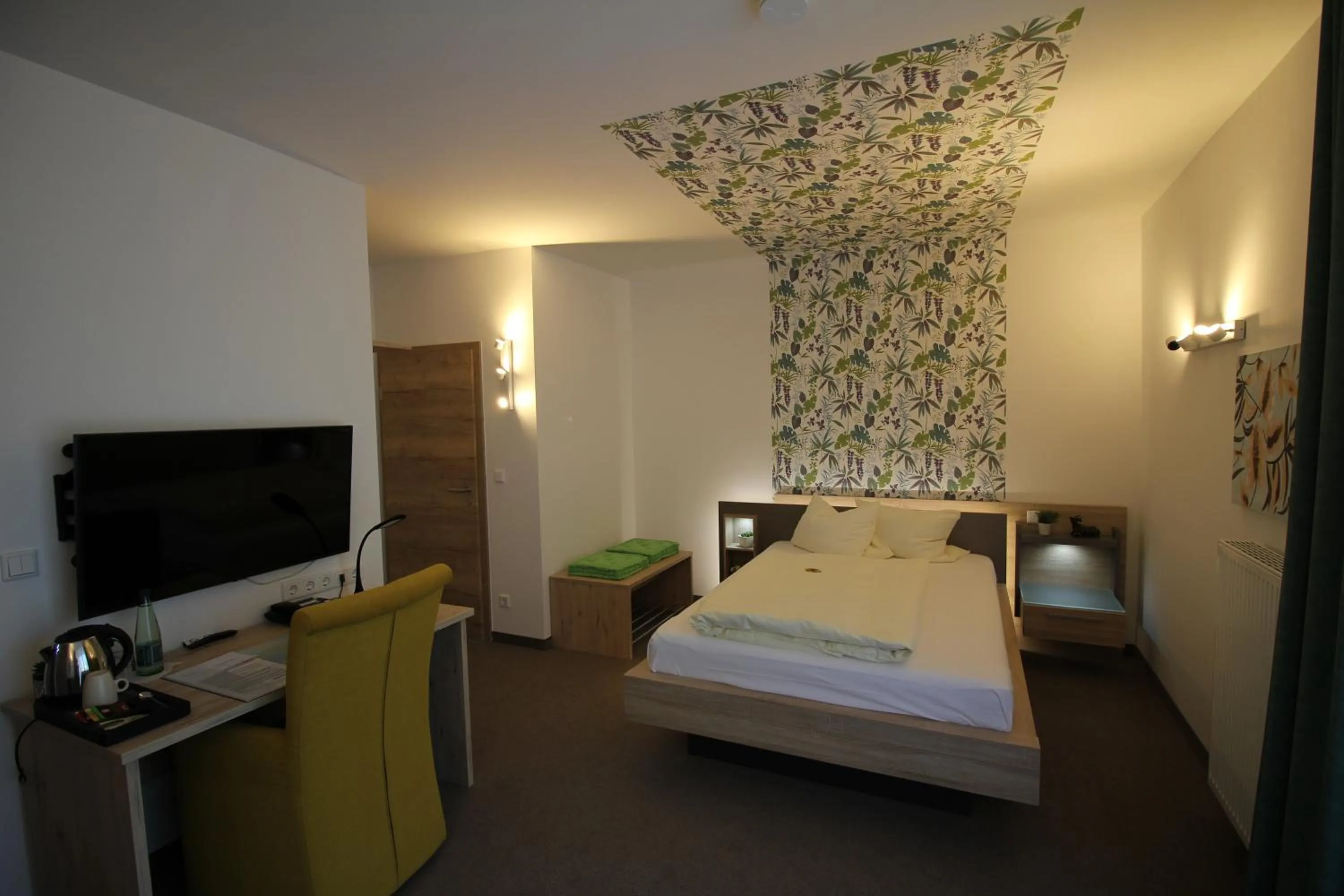 Photo of the whole room, Bed in Atrium Garni