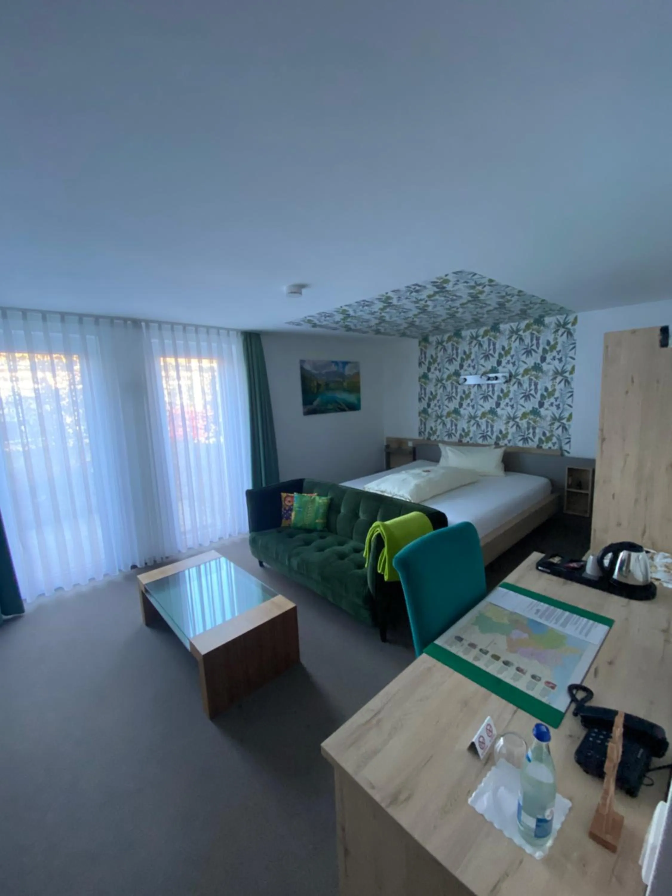 Photo of the whole room, Bed in Atrium Garni