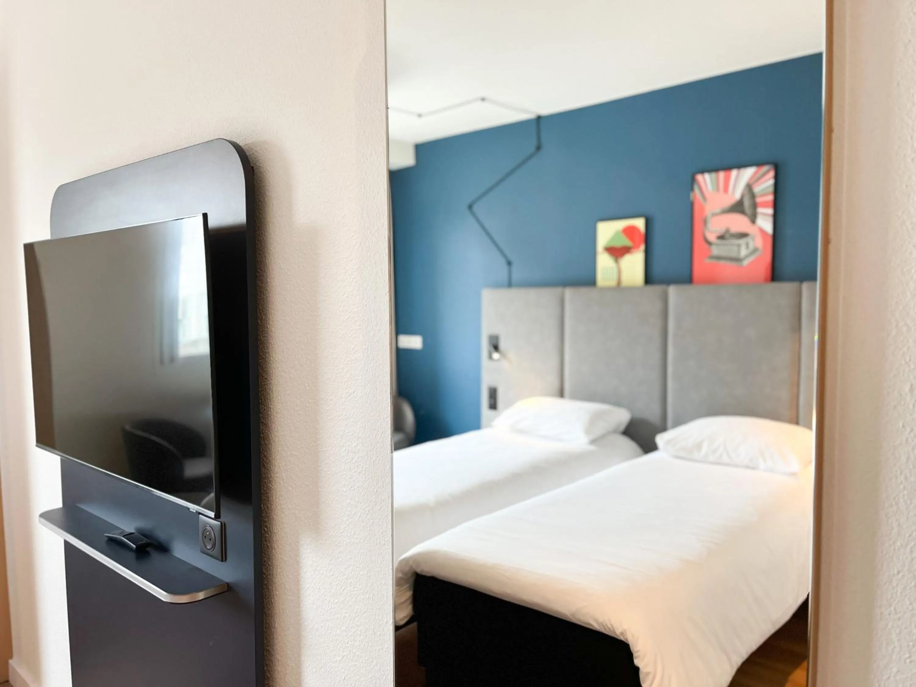 TV and multimedia, Bed in ibis Martigues Centre