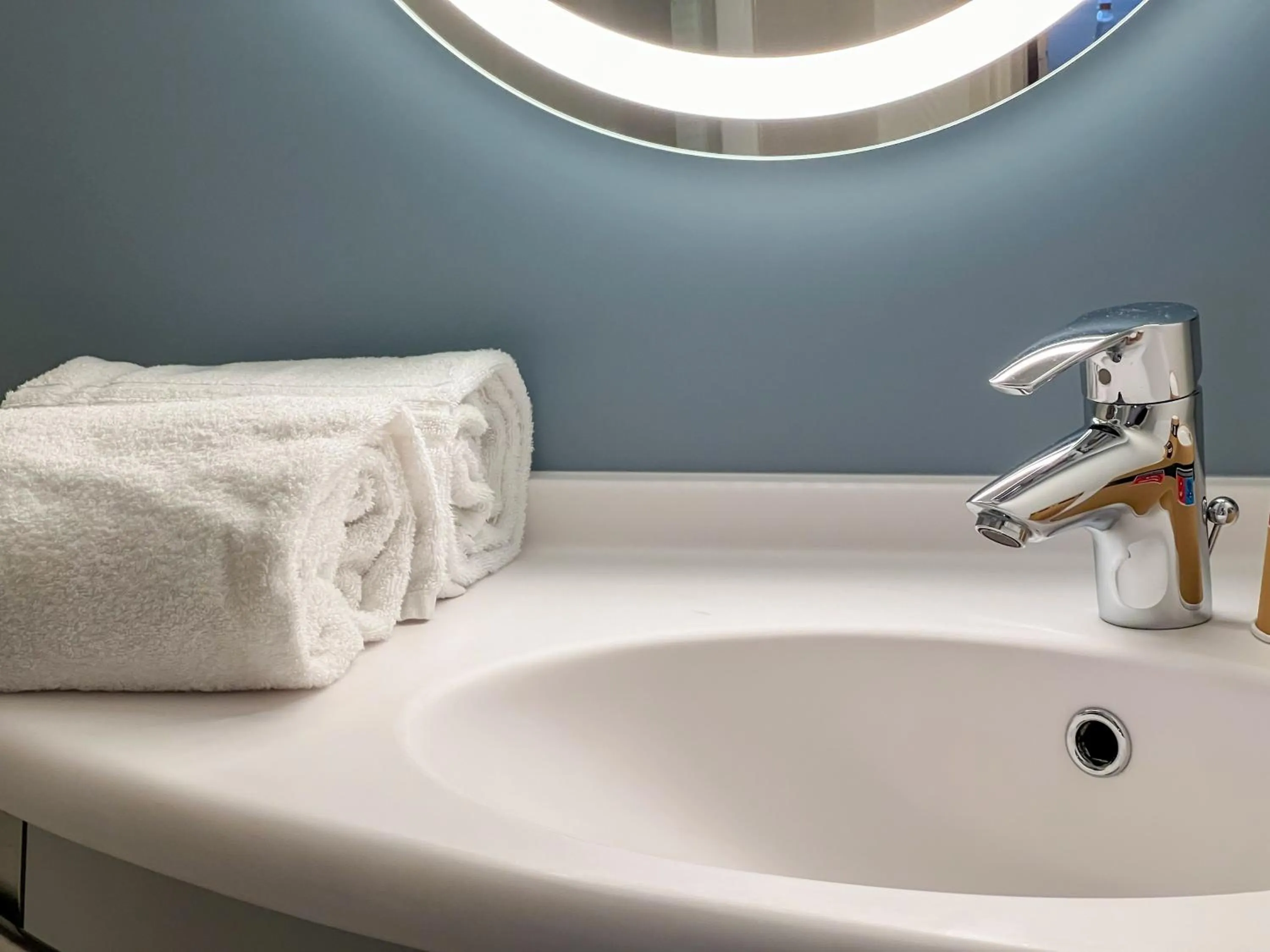 Bathroom in ibis Martigues Centre