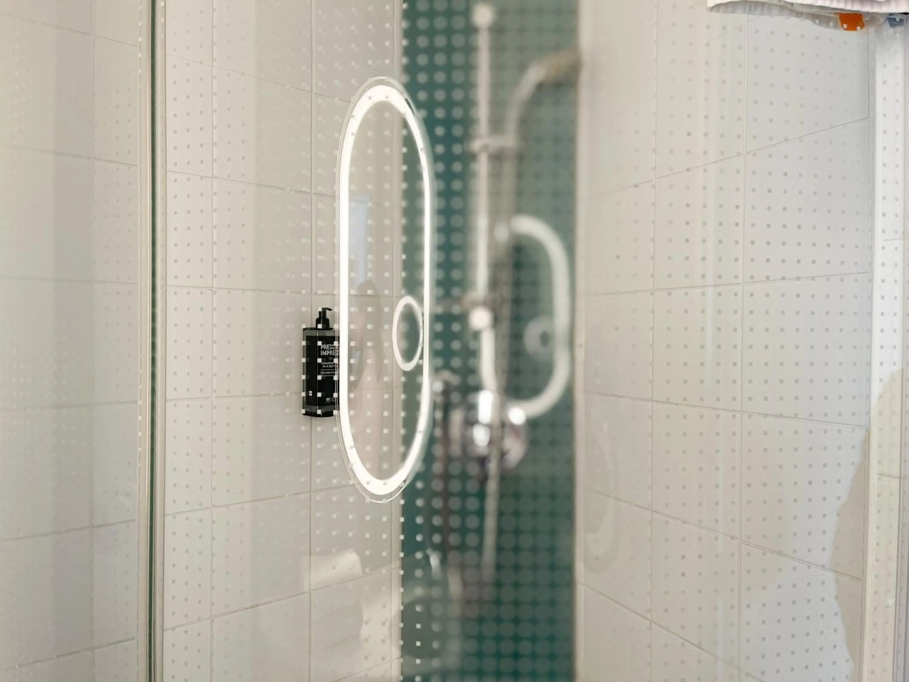Shower in ibis Martigues Centre
