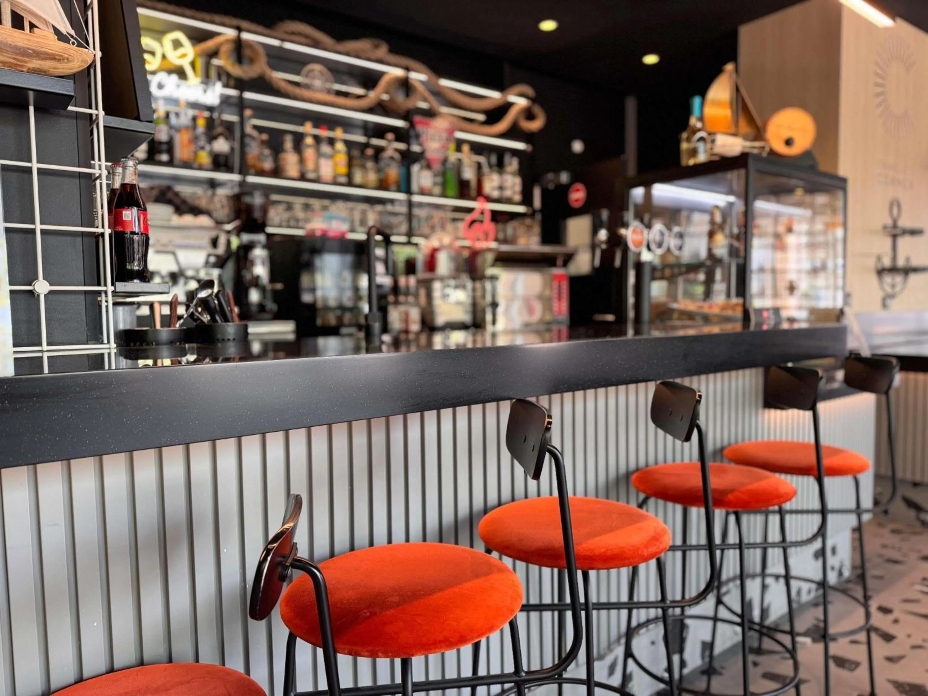 Lounge or bar in ibis Martigues Centre